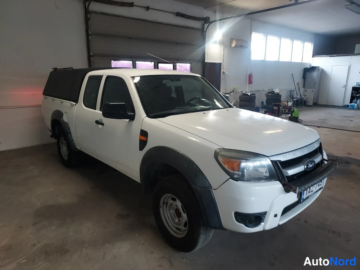Valkoinen Ford Ranger 2011, etuviisto, keula oikealle, kuva 2