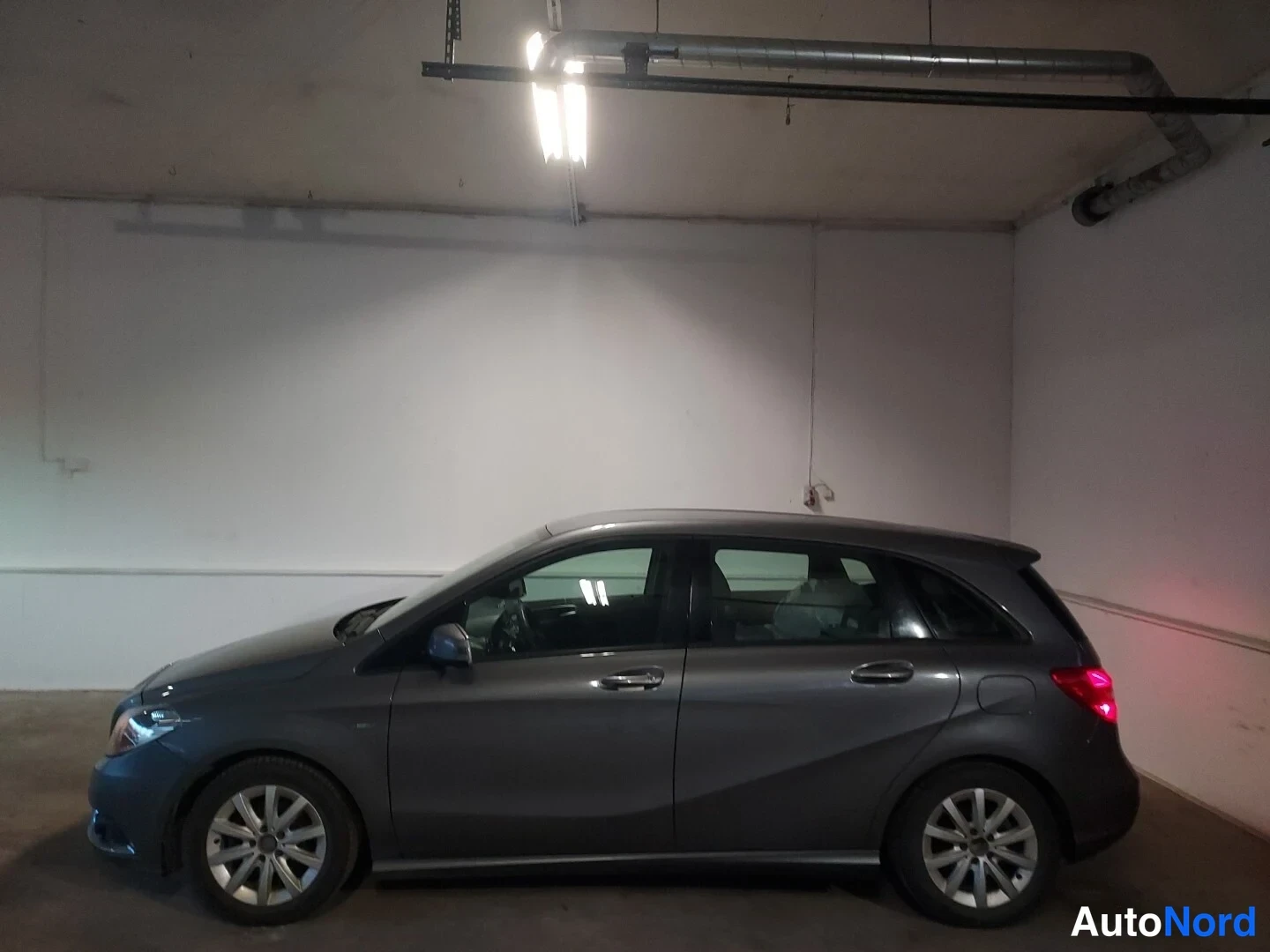 Harmaa Mercedes-Benz B 180 2012, sivulta, kuva 4