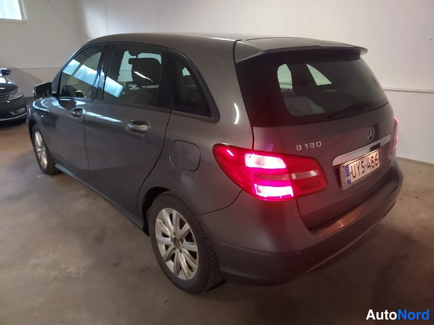Harmaa Mercedes-Benz B 180 2012, takaviisto, kuva 6