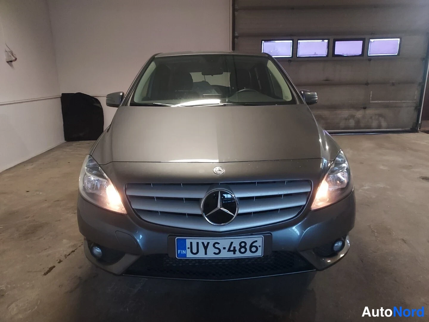 Harmaa Mercedes-Benz B 180 2012, edestä, kuva 3