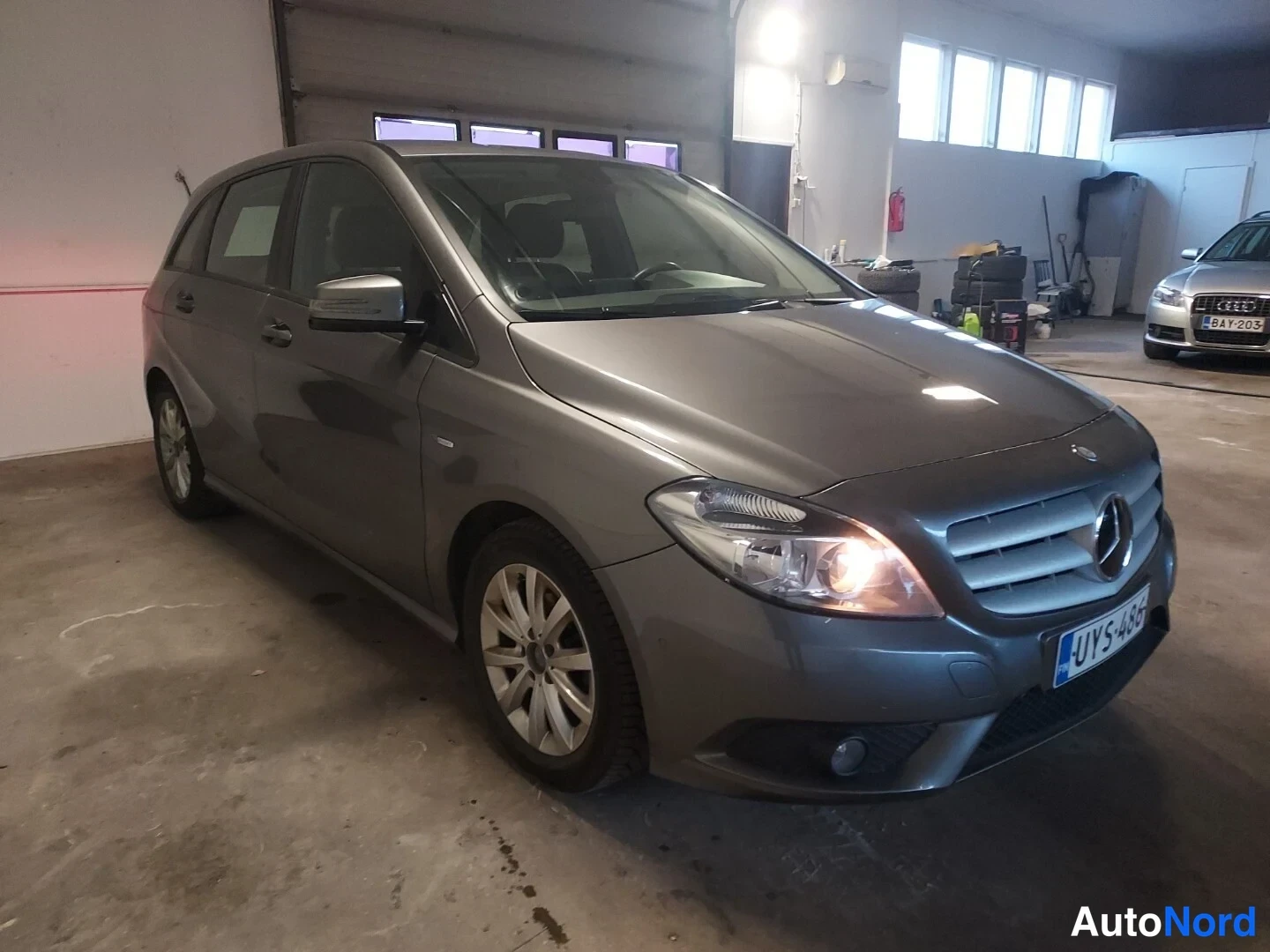 Harmaa Mercedes-Benz B 180 2012, etuviisto, keula oikealle, kuva 2
