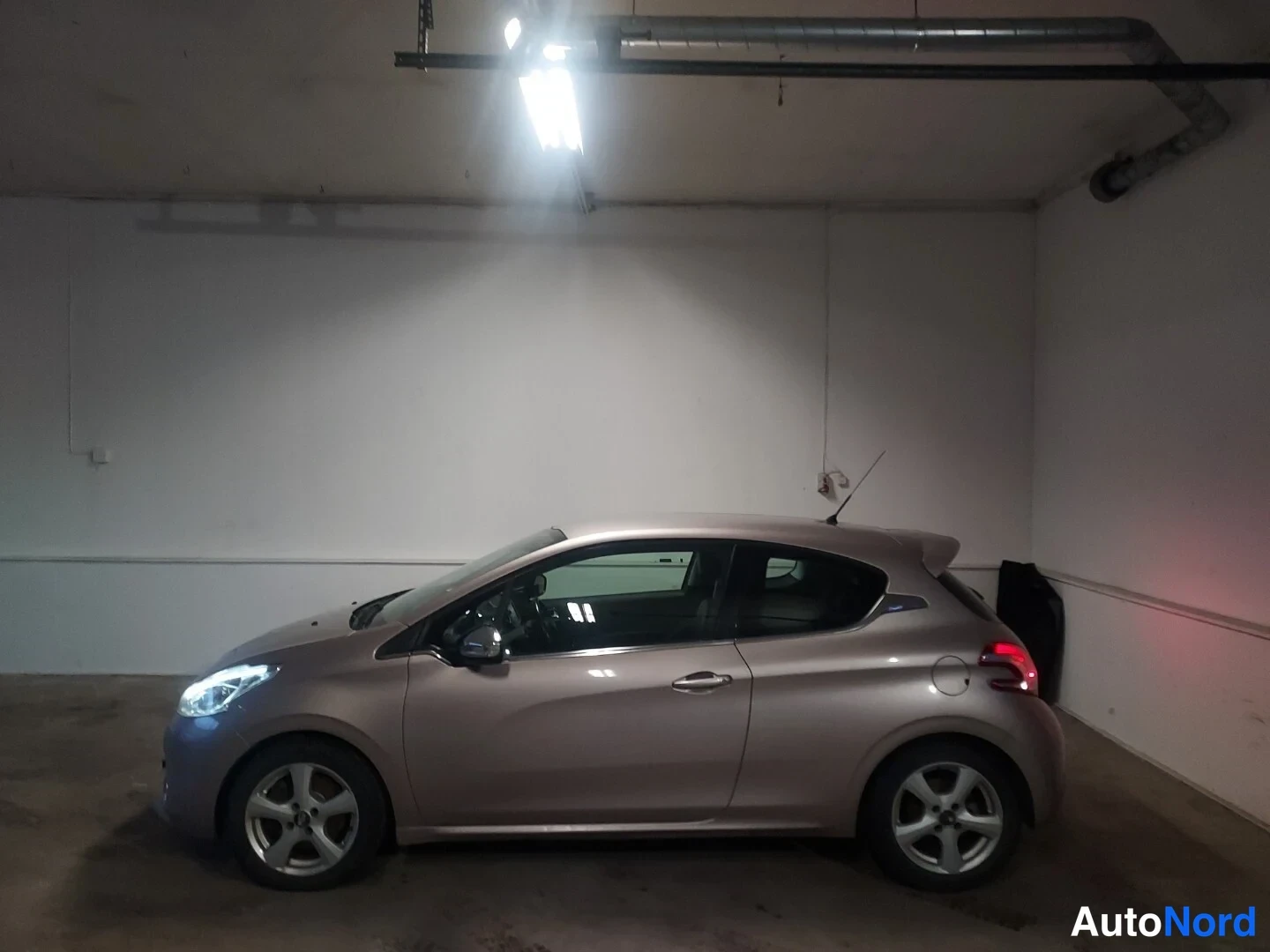 Beige Peugeot 208 2012, sivulta, kuva 4