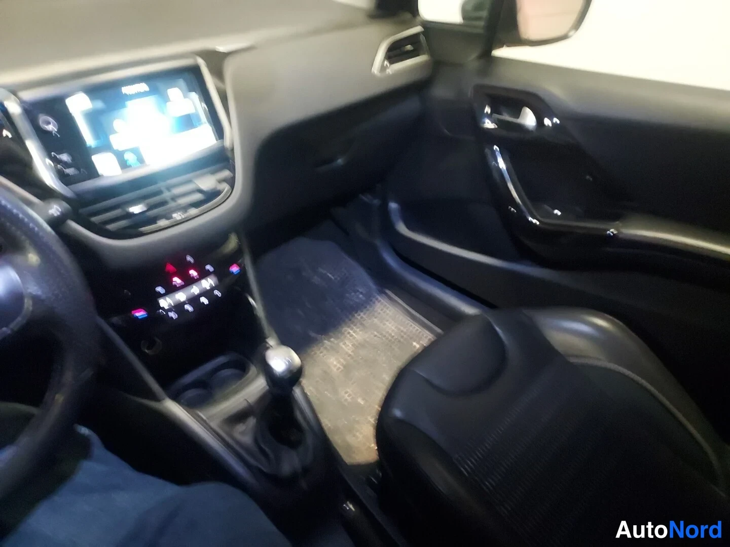 Beige Peugeot 208 2012, kuva 17