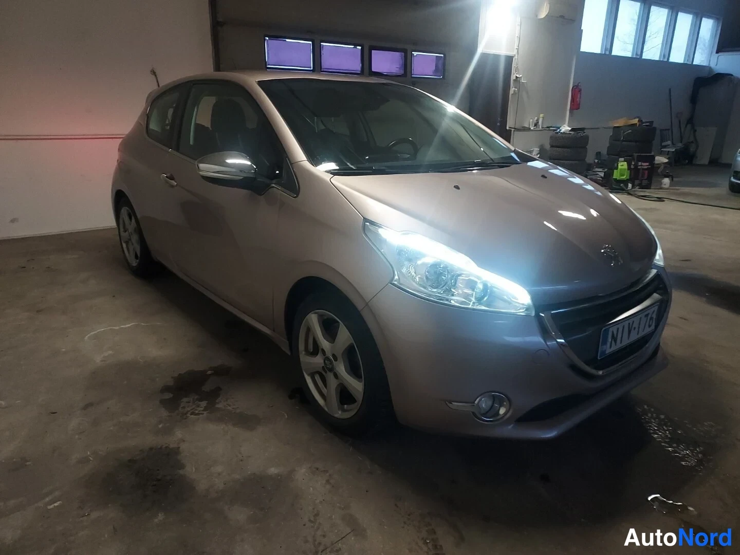 Beige Peugeot 208 2012, etuviisto, keula oikealle, kuva 2