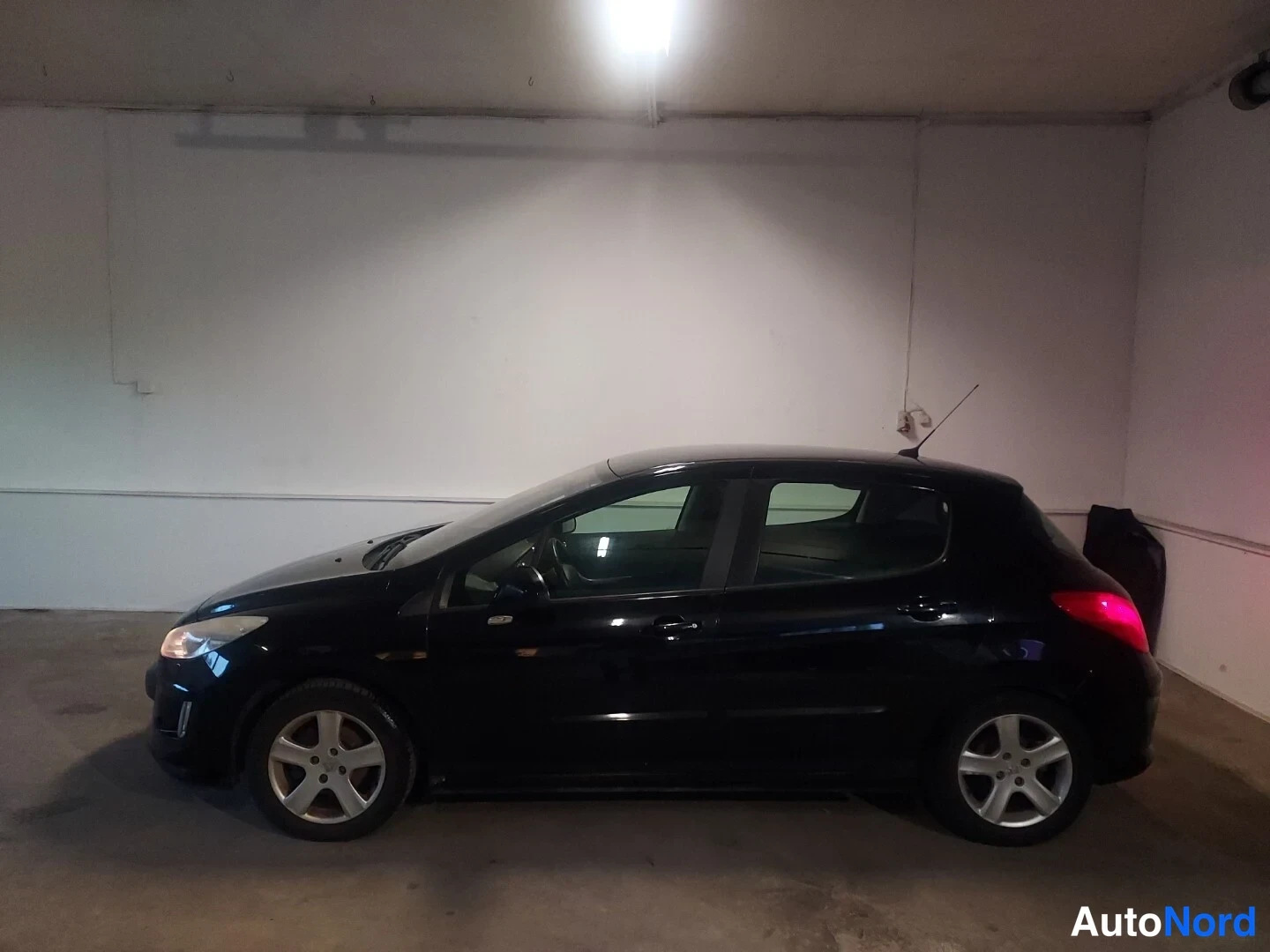 Musta Peugeot 308 2008, etuviisto, keula vasemmalle, kuva 2