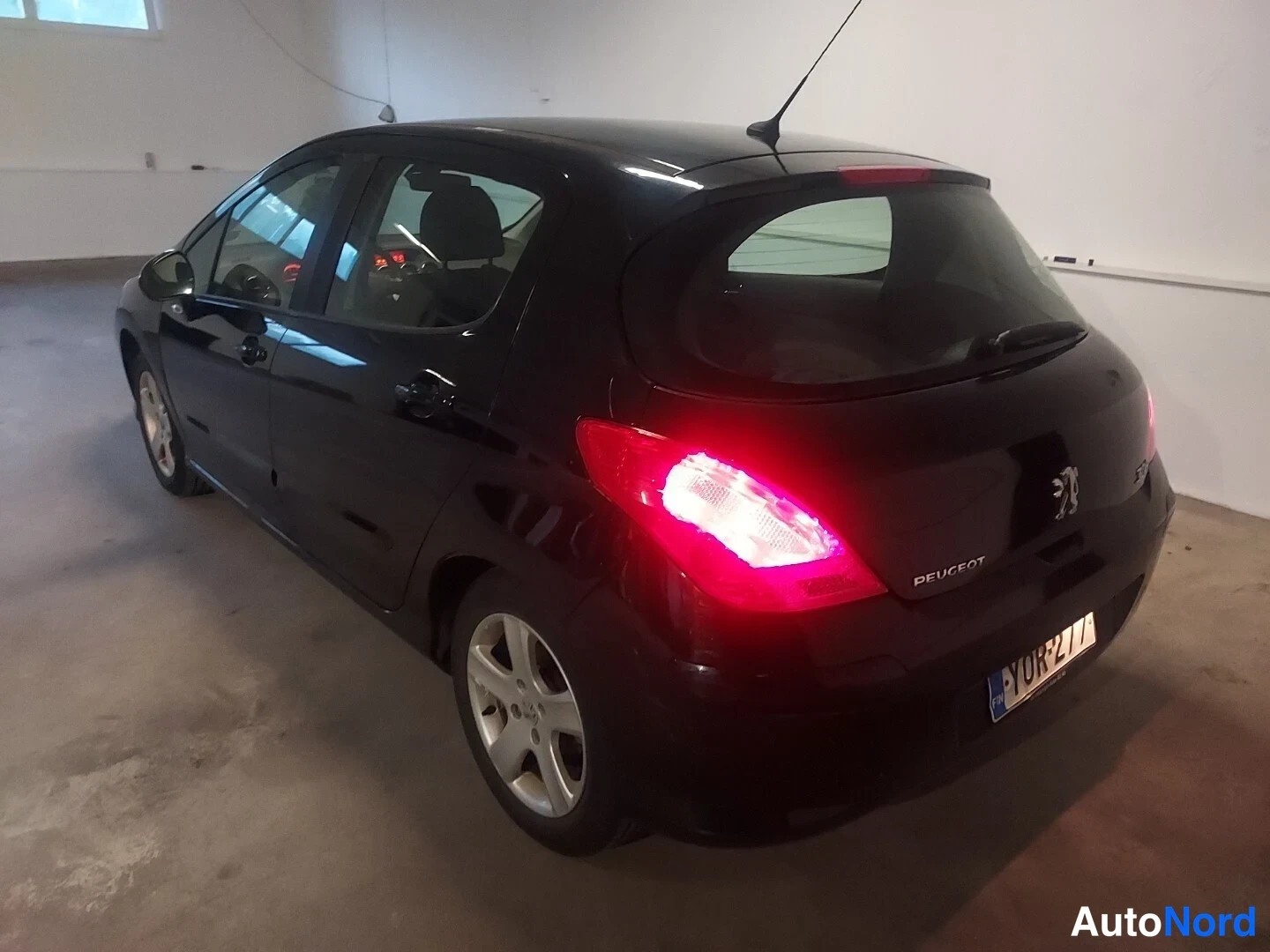 Musta Peugeot 308 2008, takaviisto, kuva 4