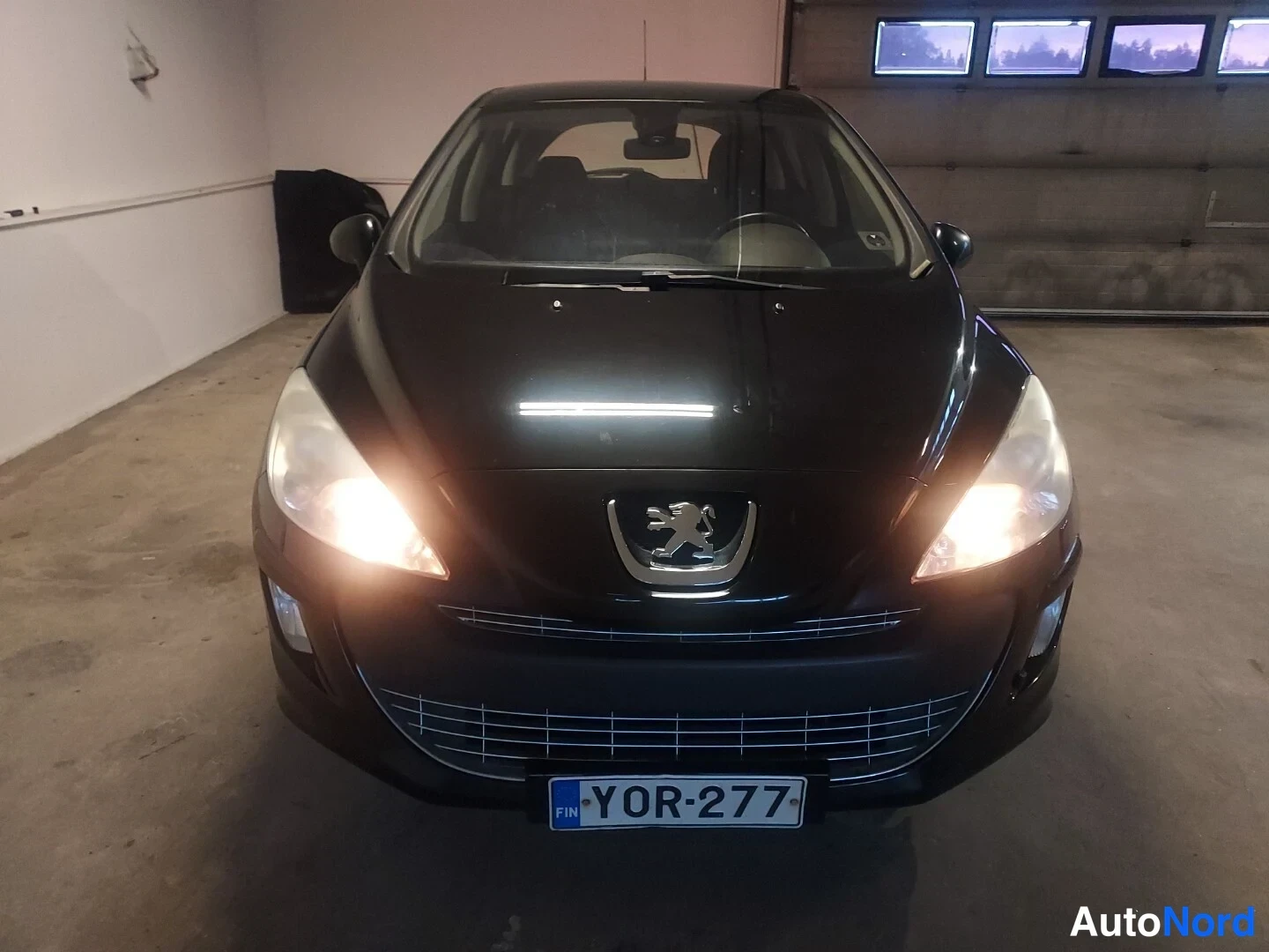 Musta Peugeot 308 2008, edestä, kuva 3