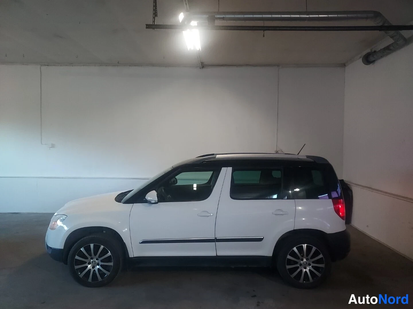 Valkoinen Skoda Yeti 2012, sivulta, kuva 4