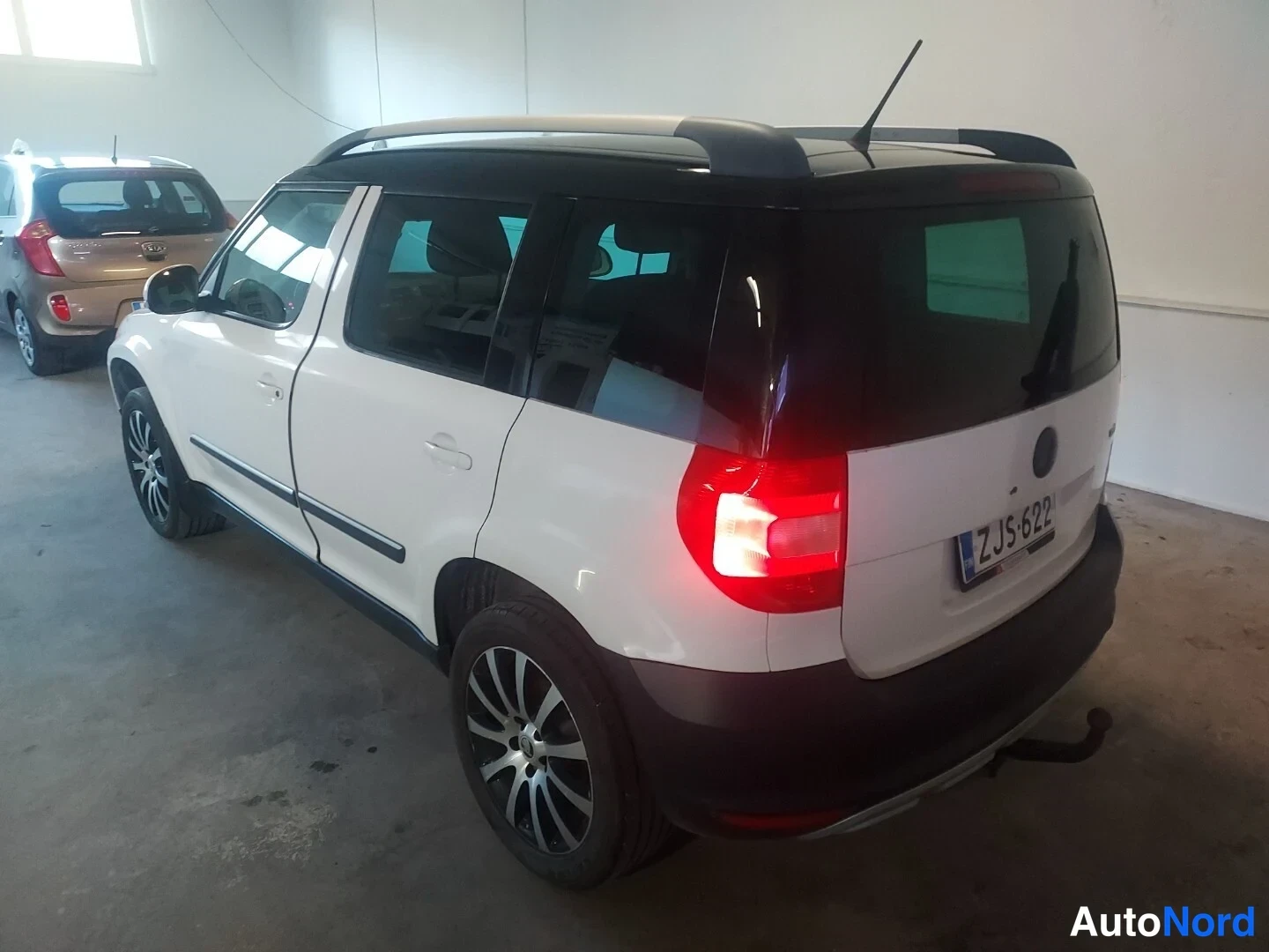 Valkoinen Skoda Yeti 2012, takaviisto, kuva 5