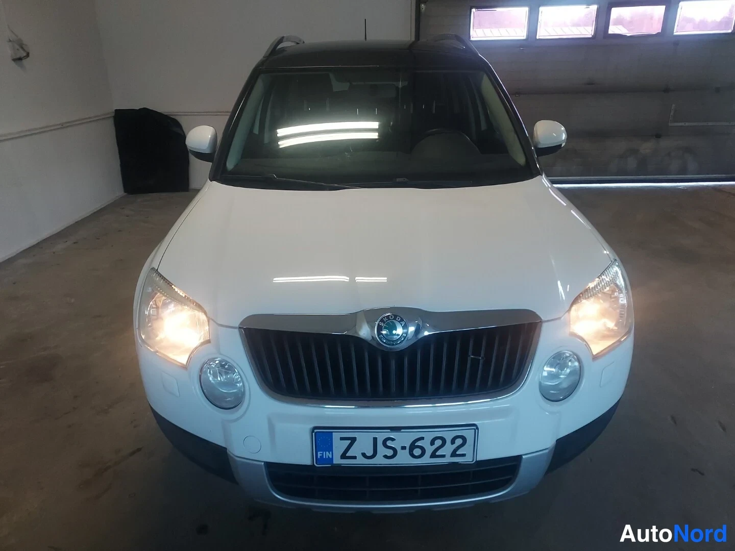 Valkoinen Skoda Yeti 2012, edestä, kuva 3