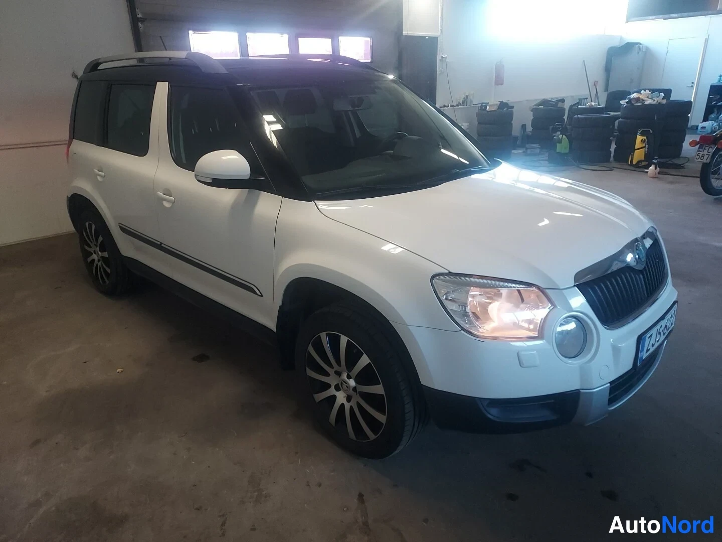 Valkoinen Skoda Yeti 2012, etuviisto, keula oikealle, kuva 2