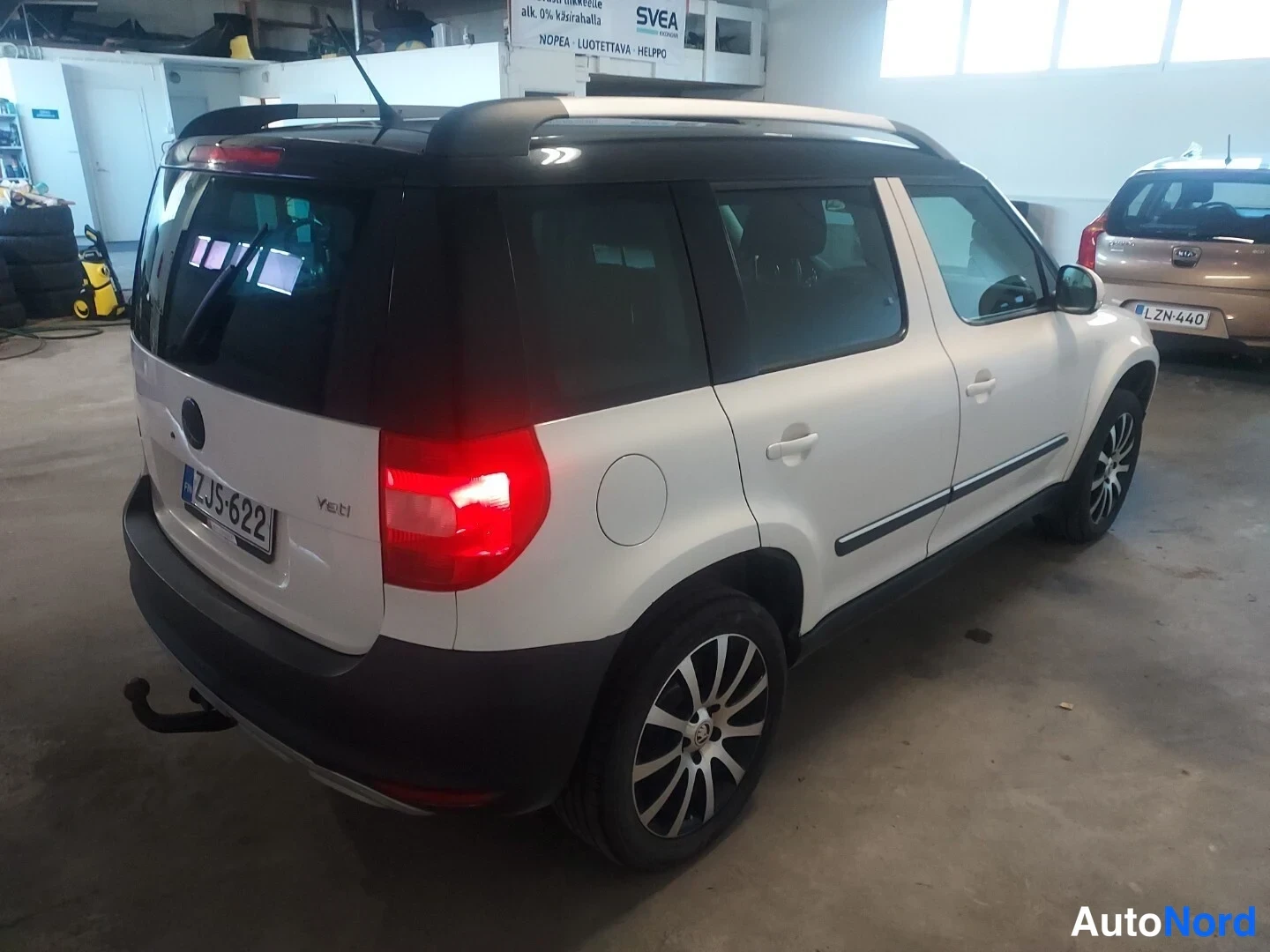Valkoinen Skoda Yeti 2012, takaviisto, kuva 6