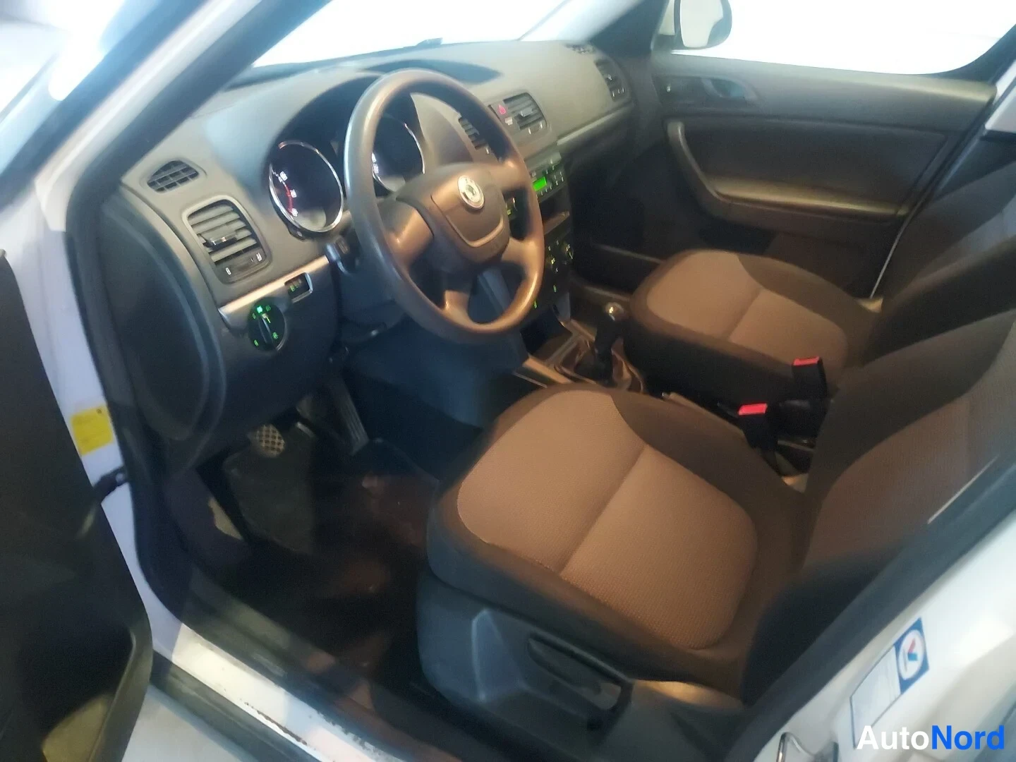 Valkoinen Skoda Yeti 2012, kuva 8