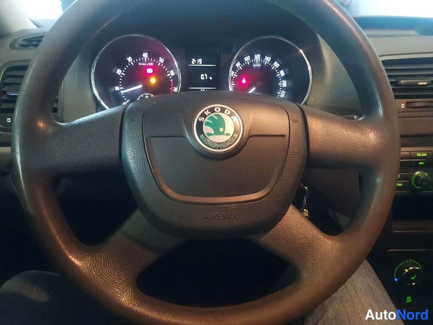 Valkoinen Skoda Yeti 2012, kuva 9