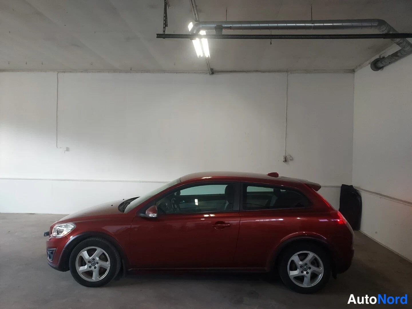 Punainen Volvo C30 2010, sivulta, kuva 6