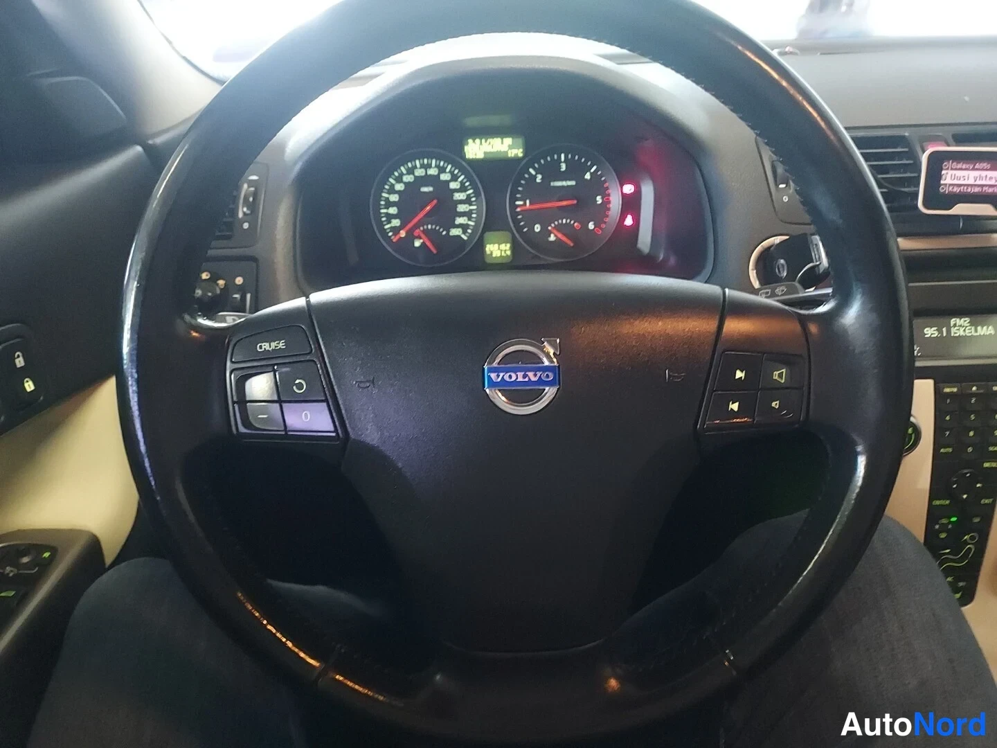 Punainen Volvo C30 2010, kuva 11