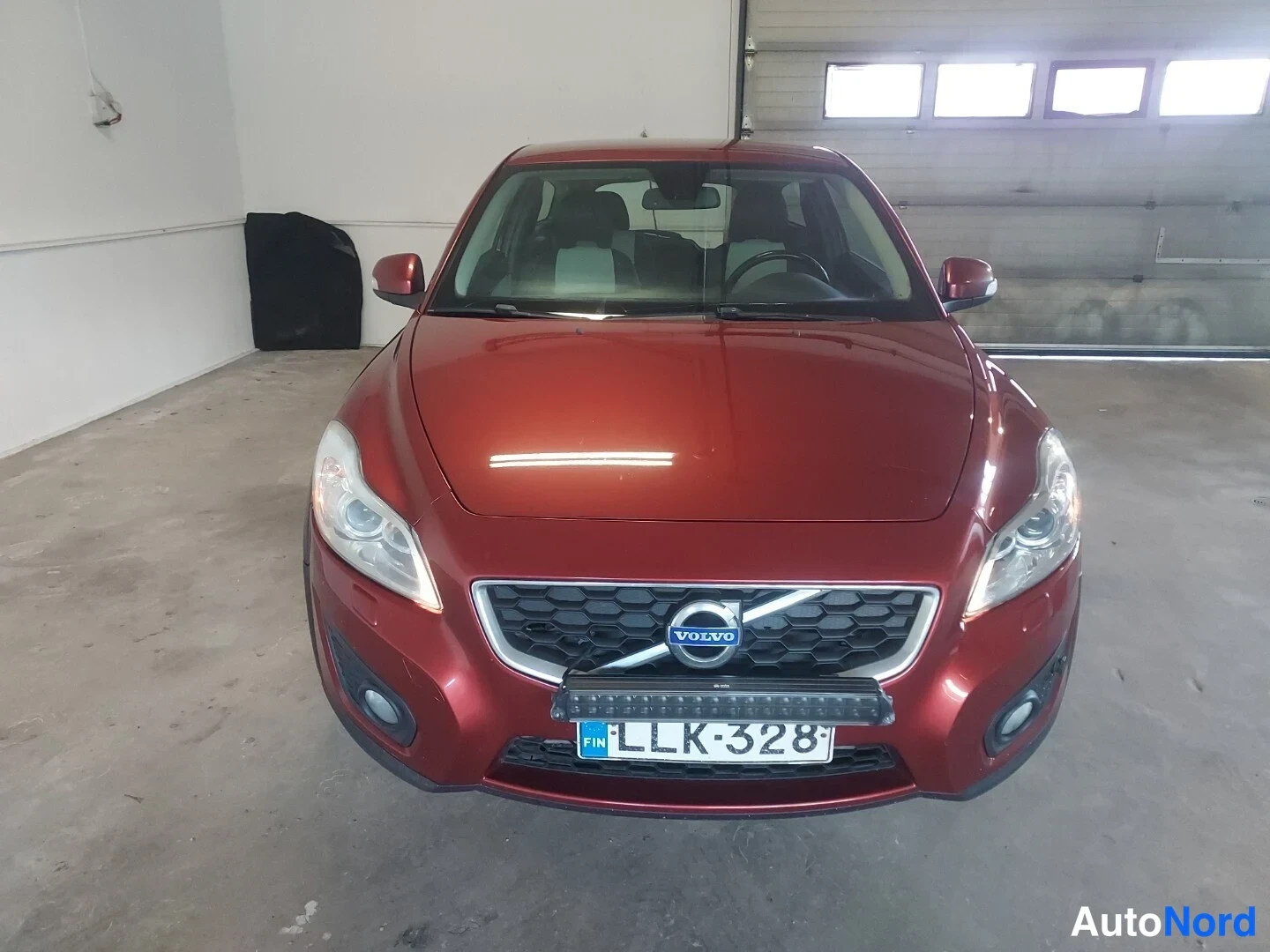 Punainen Volvo C30 2010, edestä, kuva 3