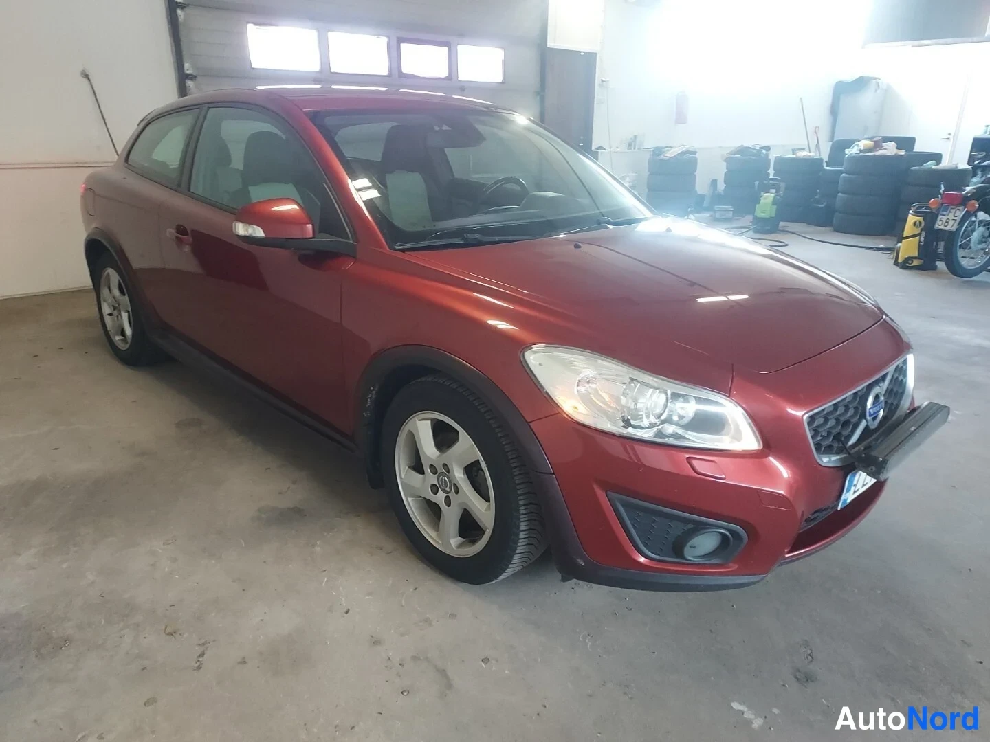 Punainen Volvo C30 2010, etuviisto, keula oikealle, kuva 2