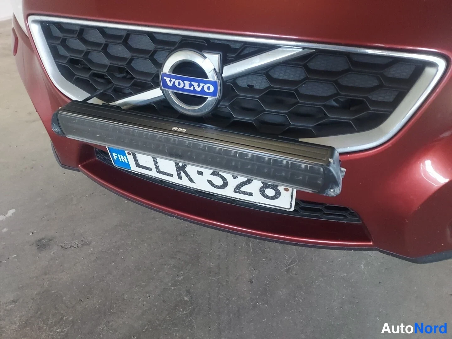 Punainen Volvo C30 2010, edestä, kuva 5
