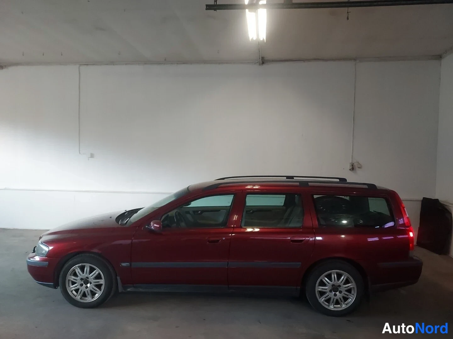 Punainen Volvo V70 2004, etuviisto, keula vasemmalle, kuva 2
