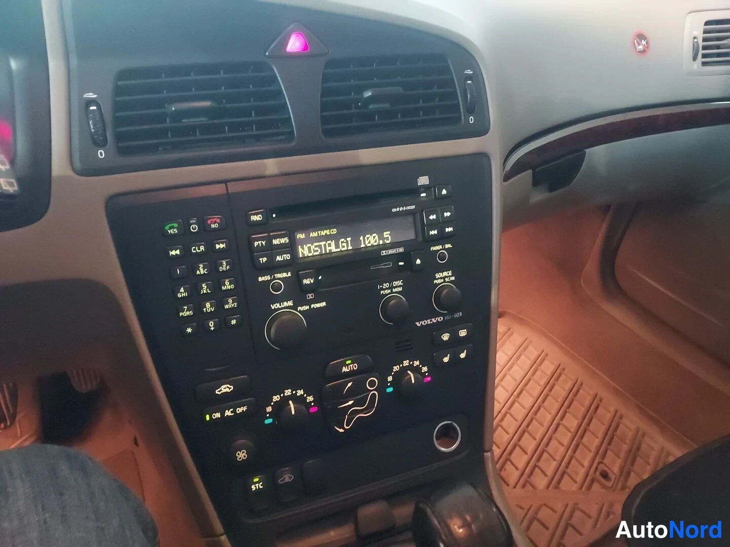 Punainen Volvo V70 2004, kuva 9