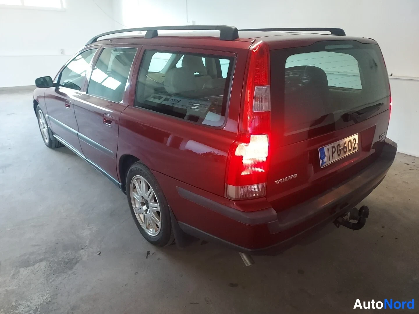 Punainen Volvo V70 2004, takaviisto, kuva 5