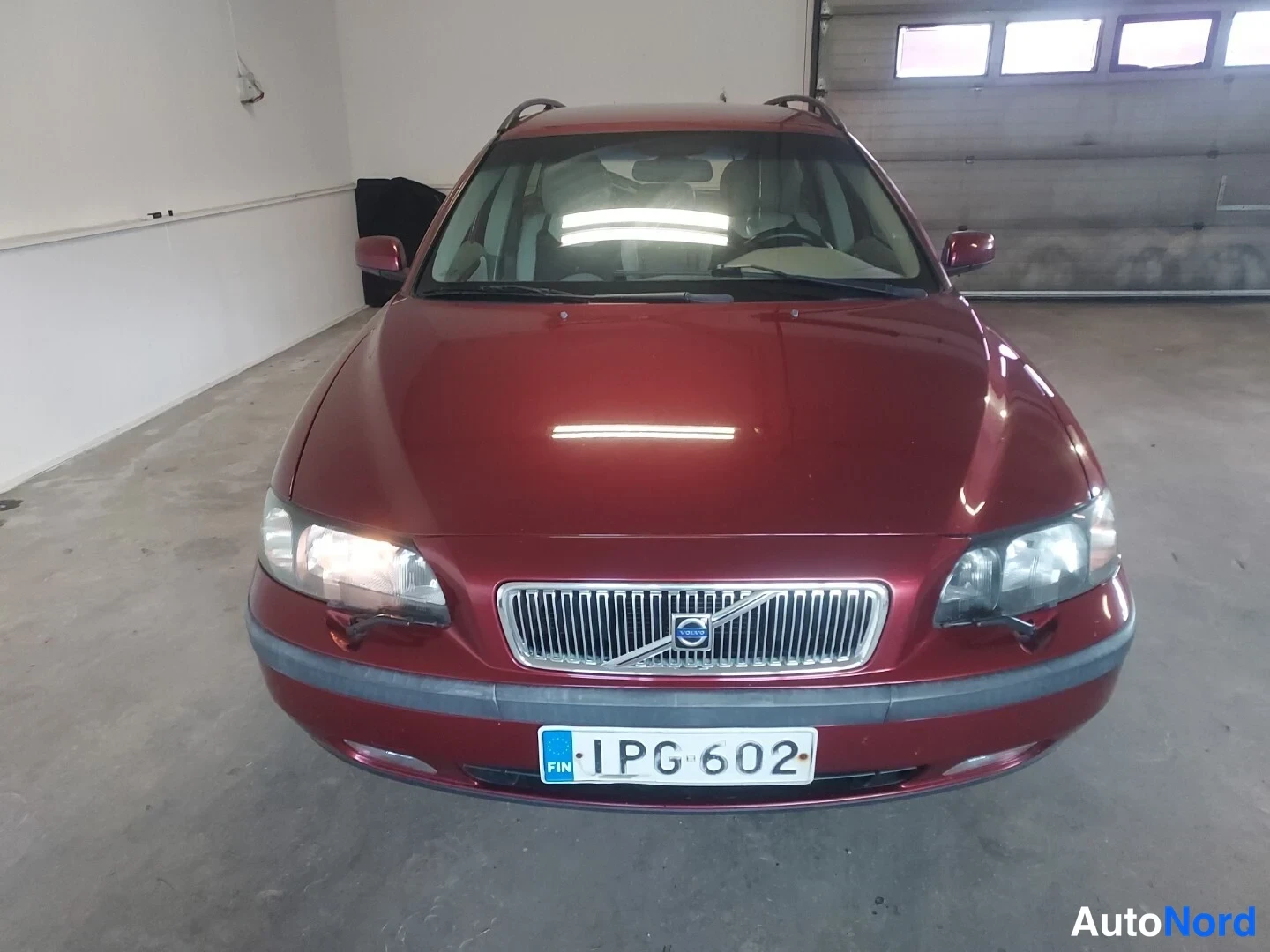 Punainen Volvo V70 2004, edestä, kuva 4