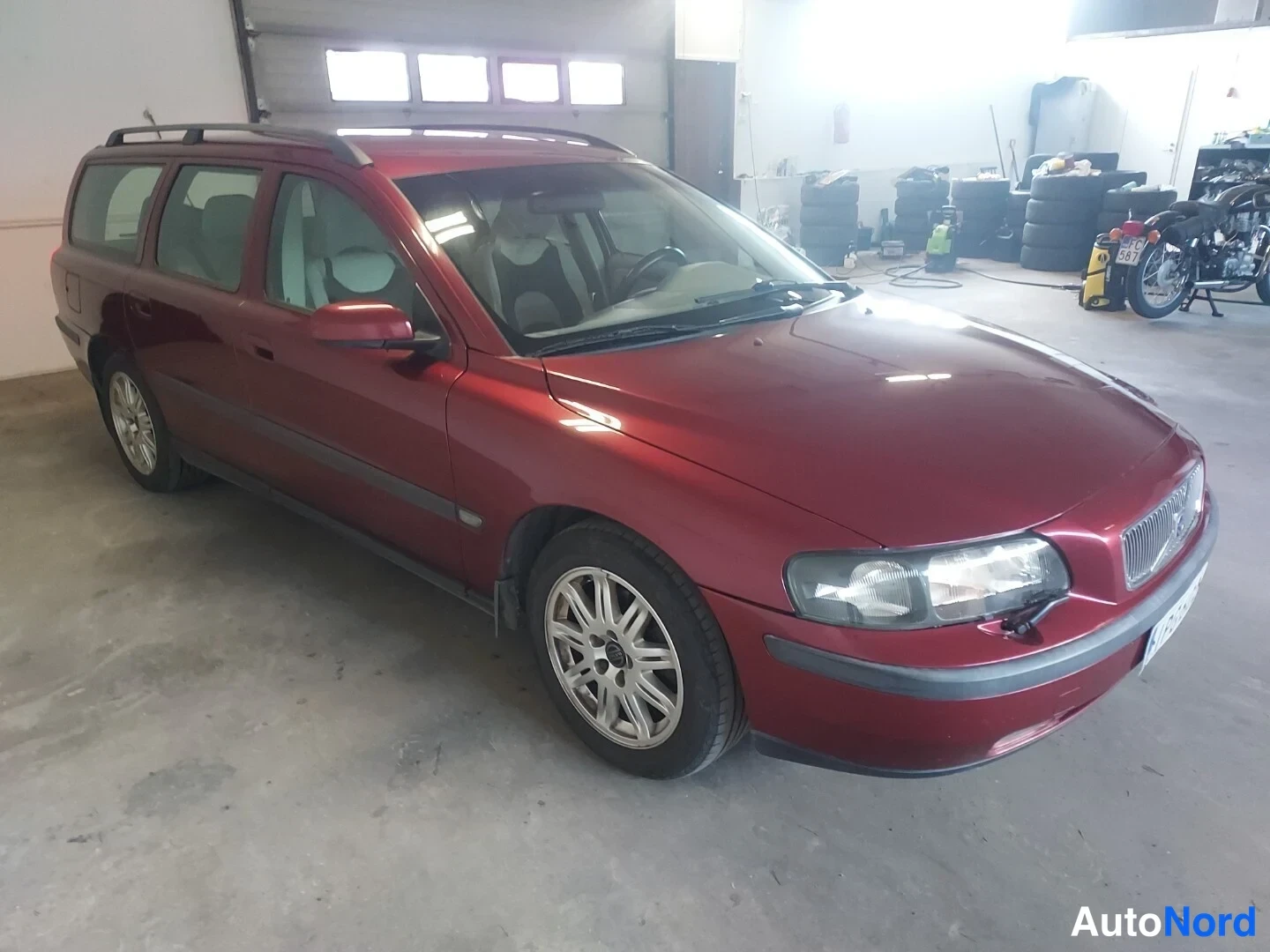 Punainen Volvo V70 2004, etuviisto, keula oikealle, kuva 3