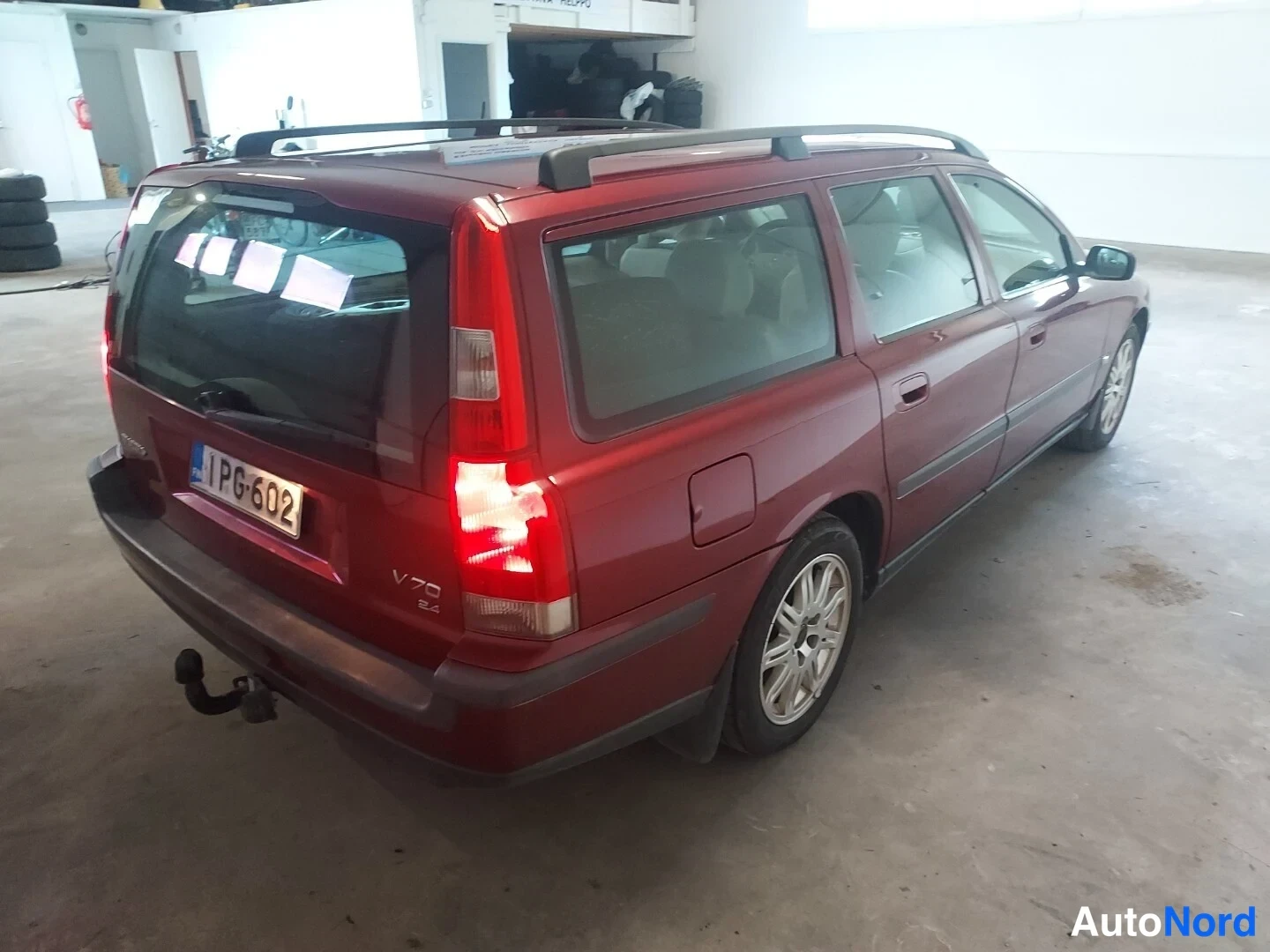 Punainen Volvo V70 2004, takaviisto, kuva 6