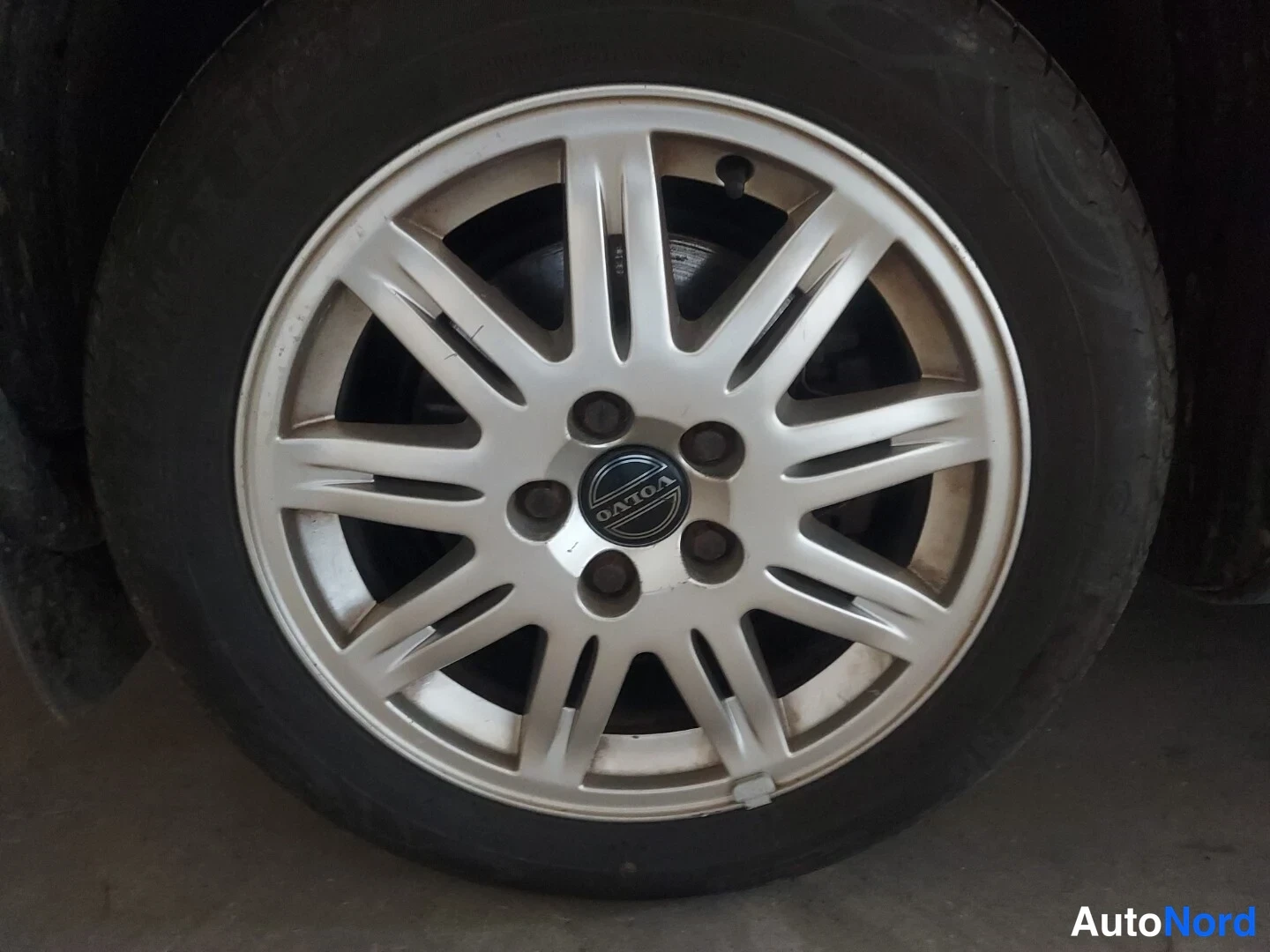 Punainen Volvo V70 2004, kuva 8