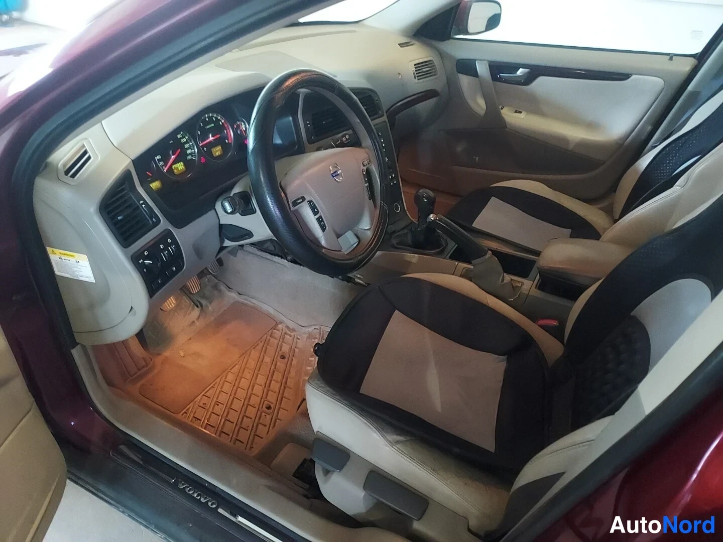 Punainen Volvo V70 2004, kuva 13