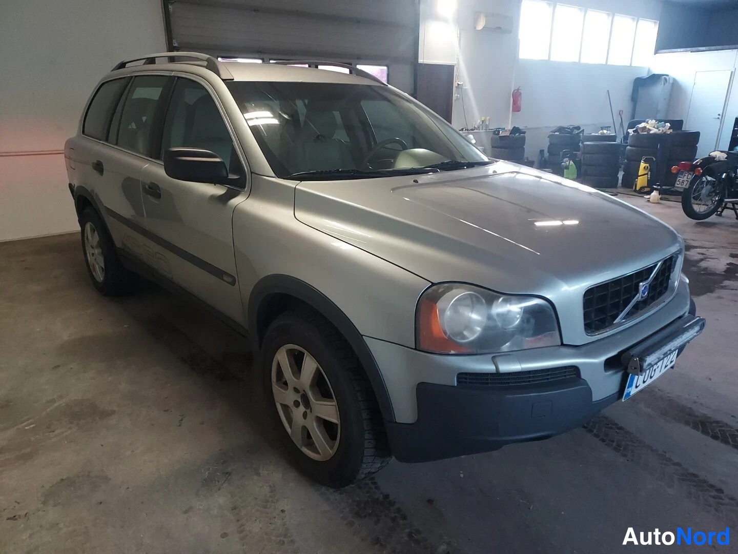 Vihreä Volvo XC90 2003, etuviisto, keula oikealle, kuva 3