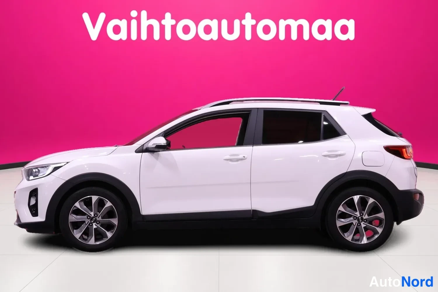 Valkoinen Kia Stonic 2020, etuviisto, keula vasemmalle, kuva 2