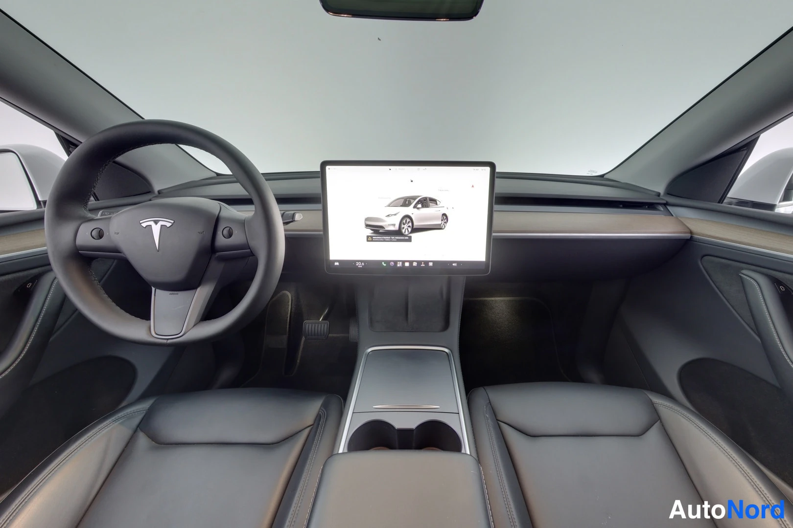 Valkoinen Tesla Model Y 2023, ohjaamo, kuva 7