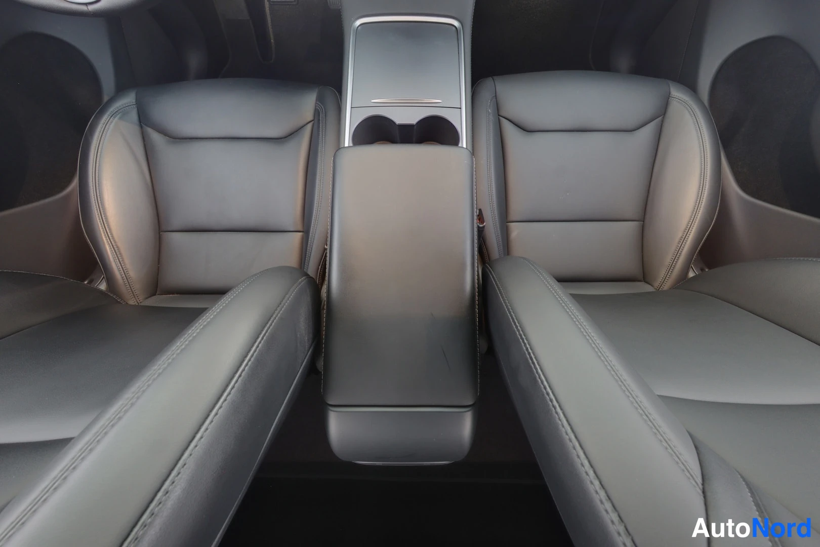 Valkoinen Tesla Model Y 2023, etuistuimet, kuva 10