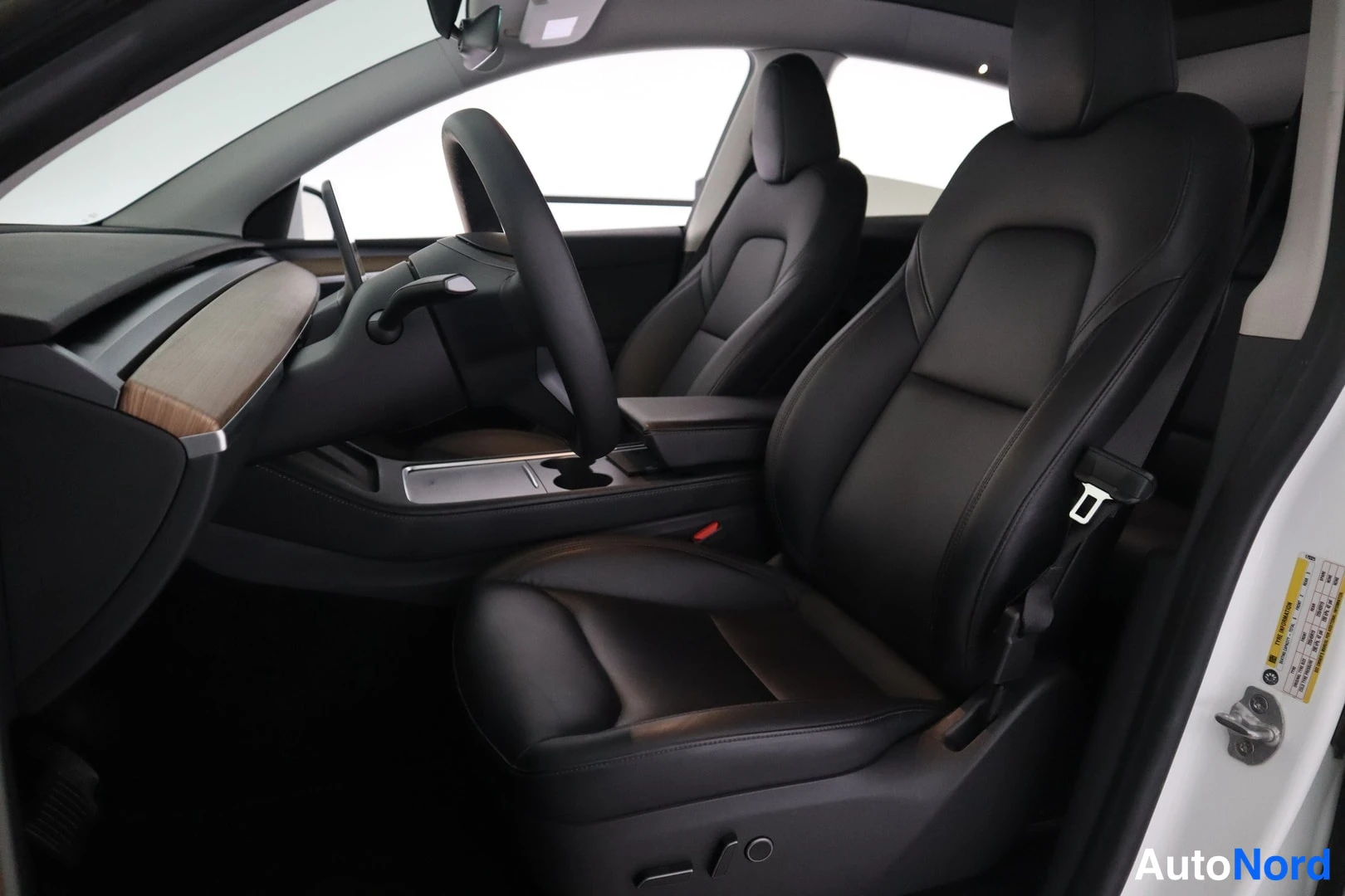 Valkoinen Tesla Model Y 2023, etuistuimet, kuva 9