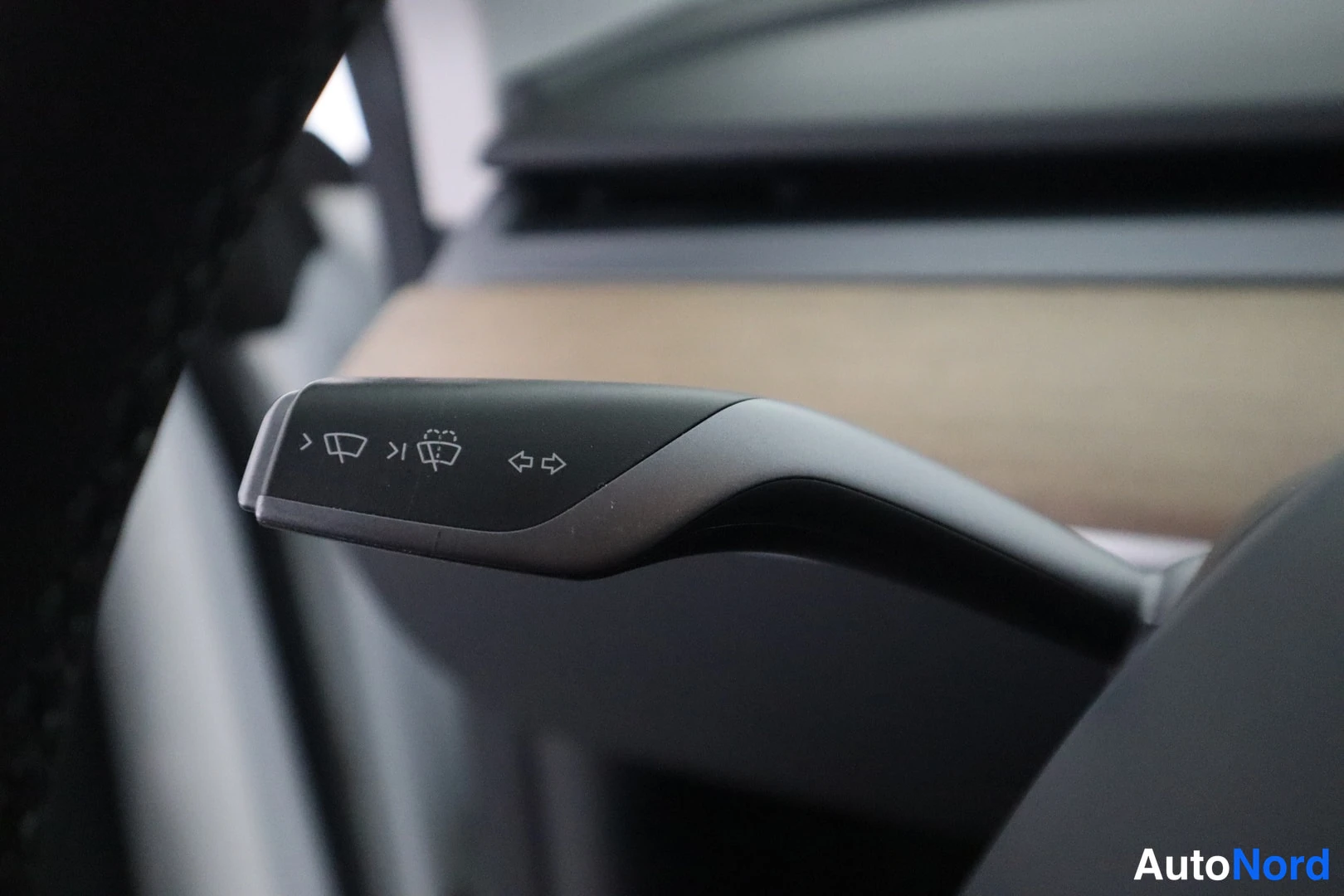 Valkoinen Tesla Model Y 2023, yksityiskohta, kuva 20