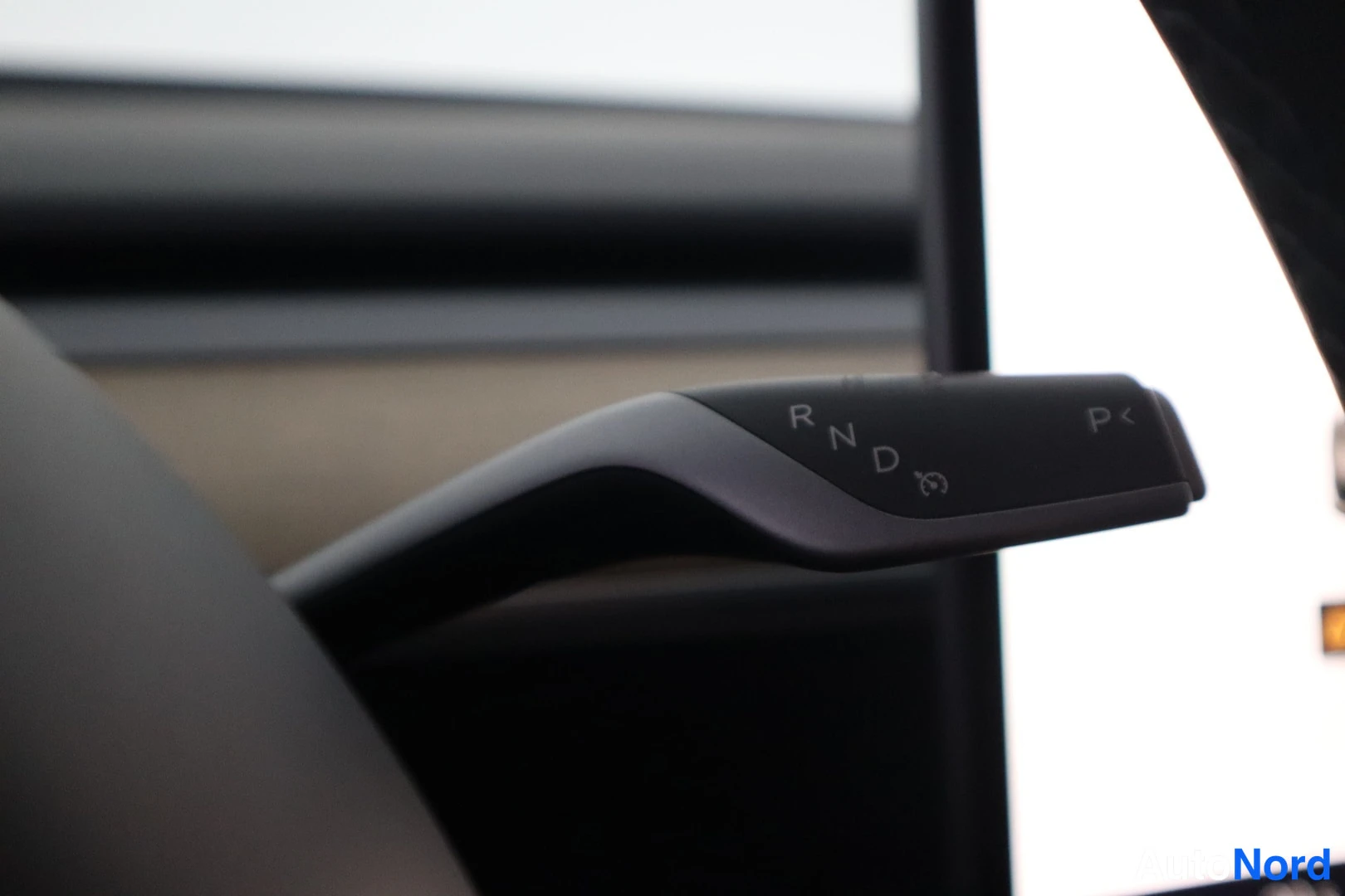 Valkoinen Tesla Model Y 2023, yksityiskohta, kuva 14