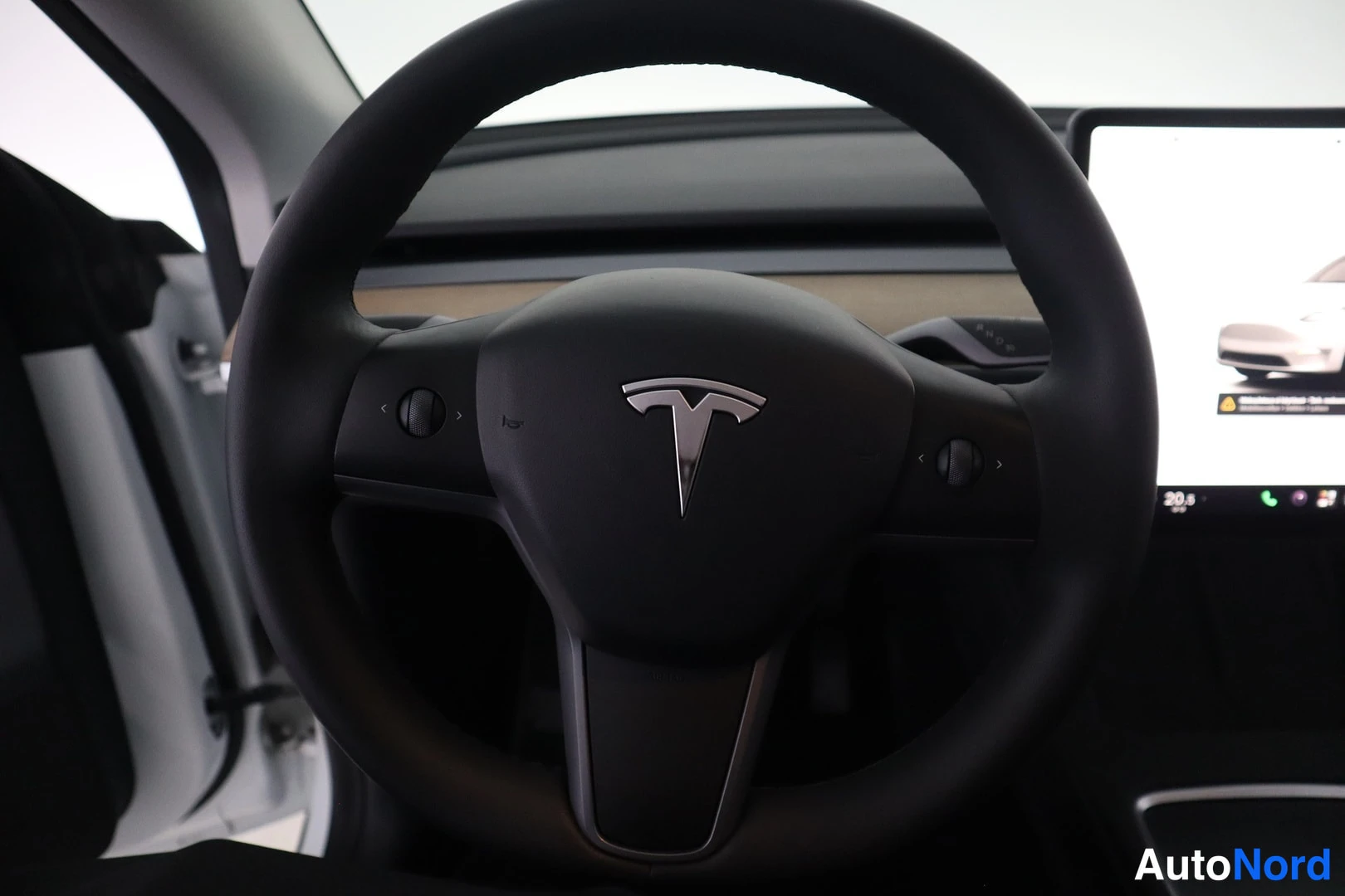 Valkoinen Tesla Model Y 2023, yksityiskohta, kuva 15