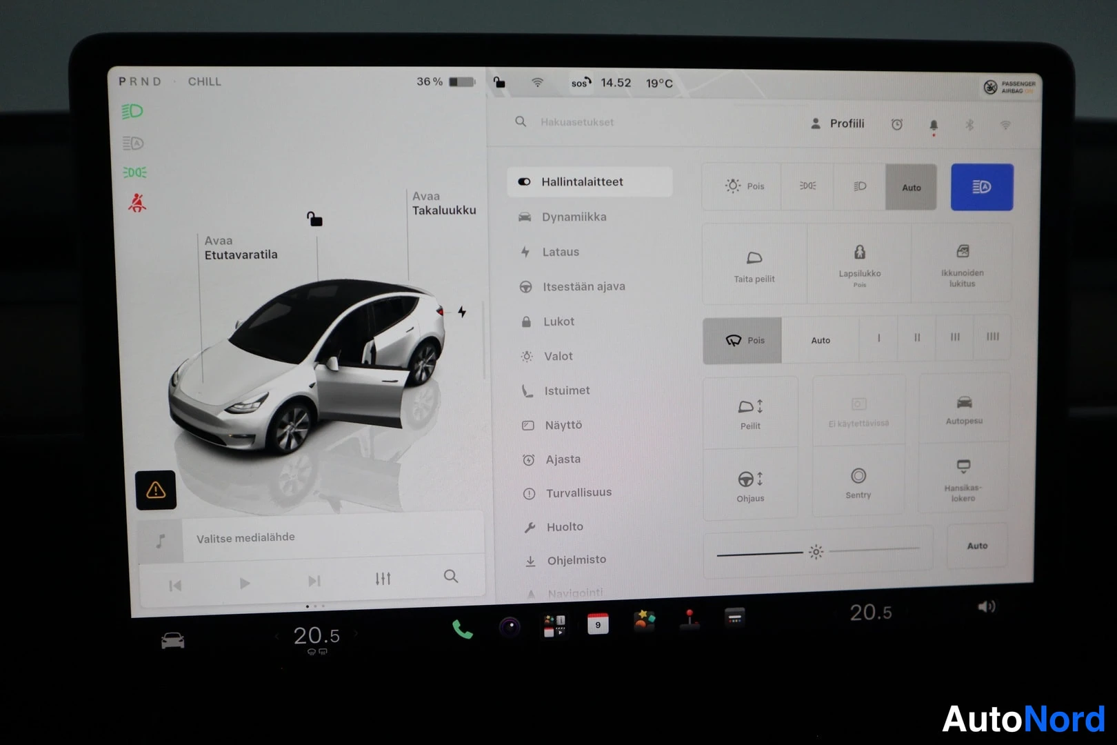 Valkoinen Tesla Model Y 2023, yksityiskohta, kuva 17