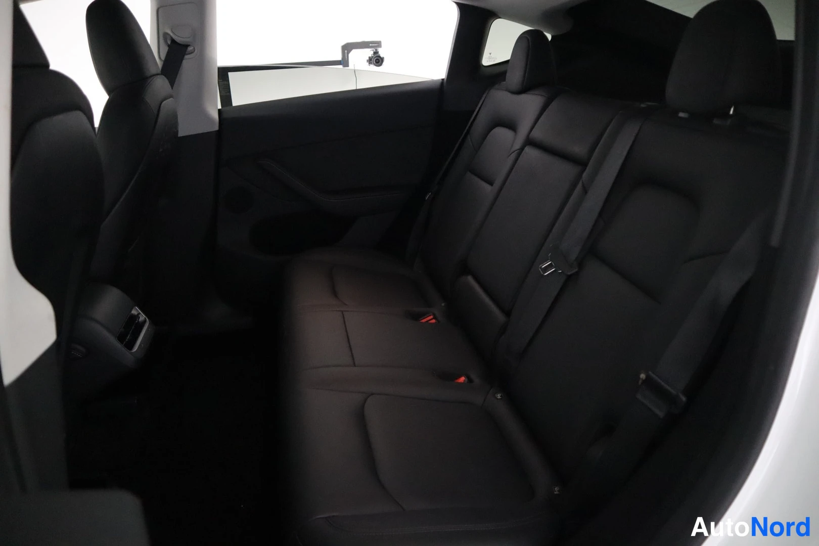 Valkoinen Tesla Model Y 2023, takaistuimet, kuva 12