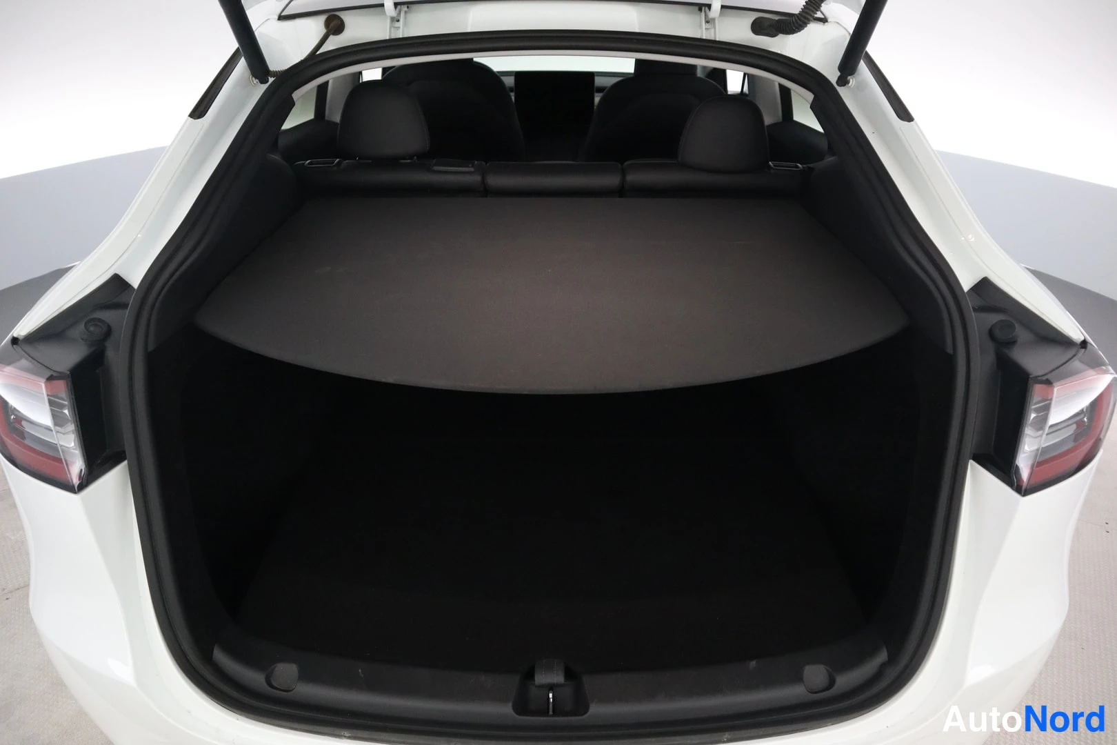 Valkoinen Tesla Model Y 2023, tavaratila, kuva 13