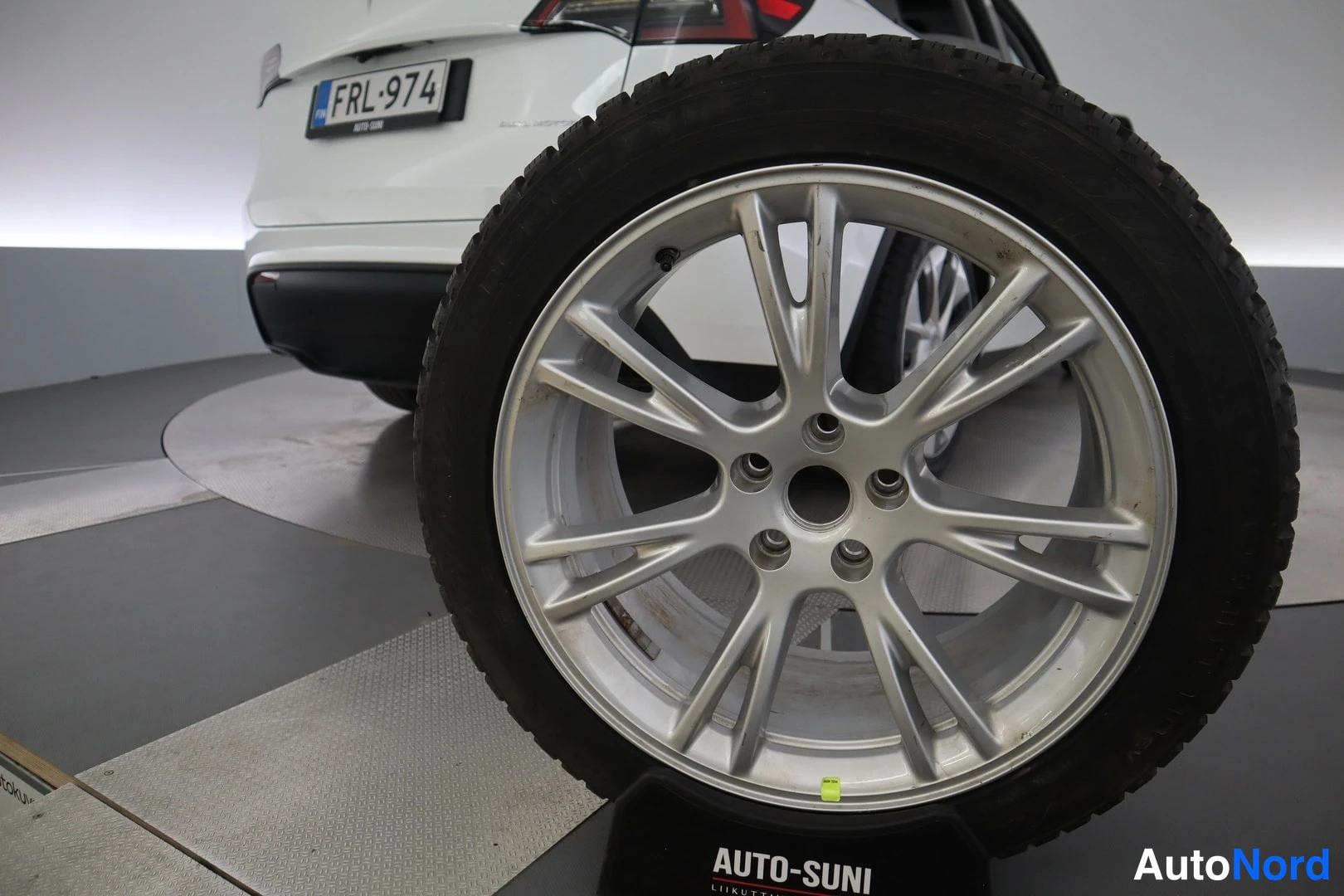 Valkoinen Tesla Model Y 2023, yksityiskohta, kuva 19