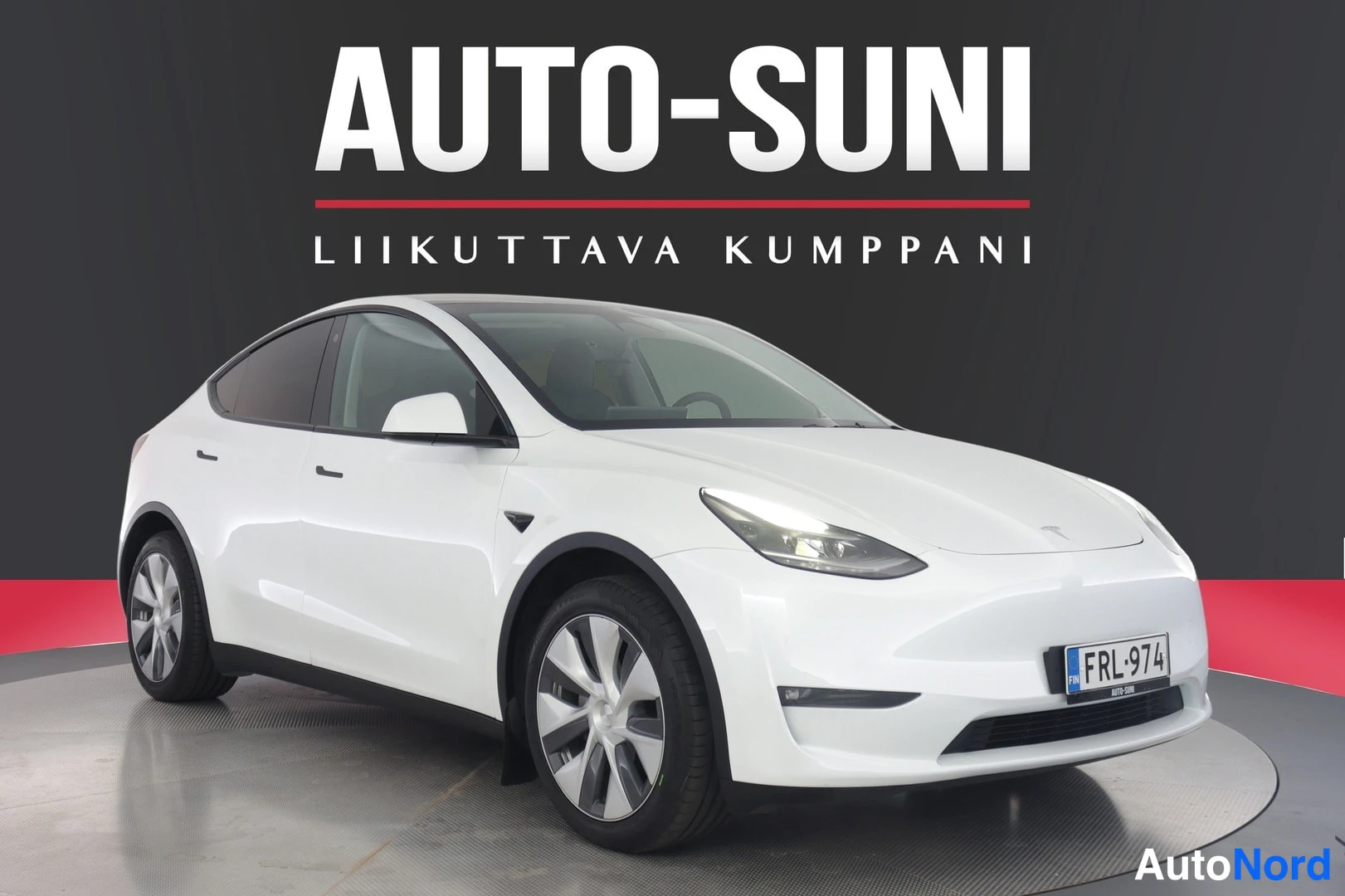 Valkoinen Tesla Model Y 2023, etuviisto, keula oikealle, kuva 3