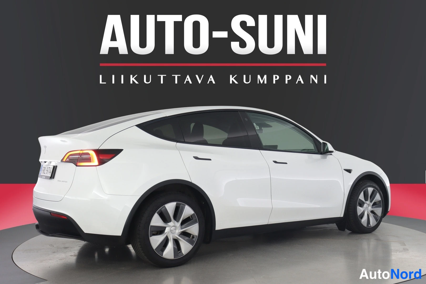Valkoinen Tesla Model Y 2023, takaviisto, kuva 4