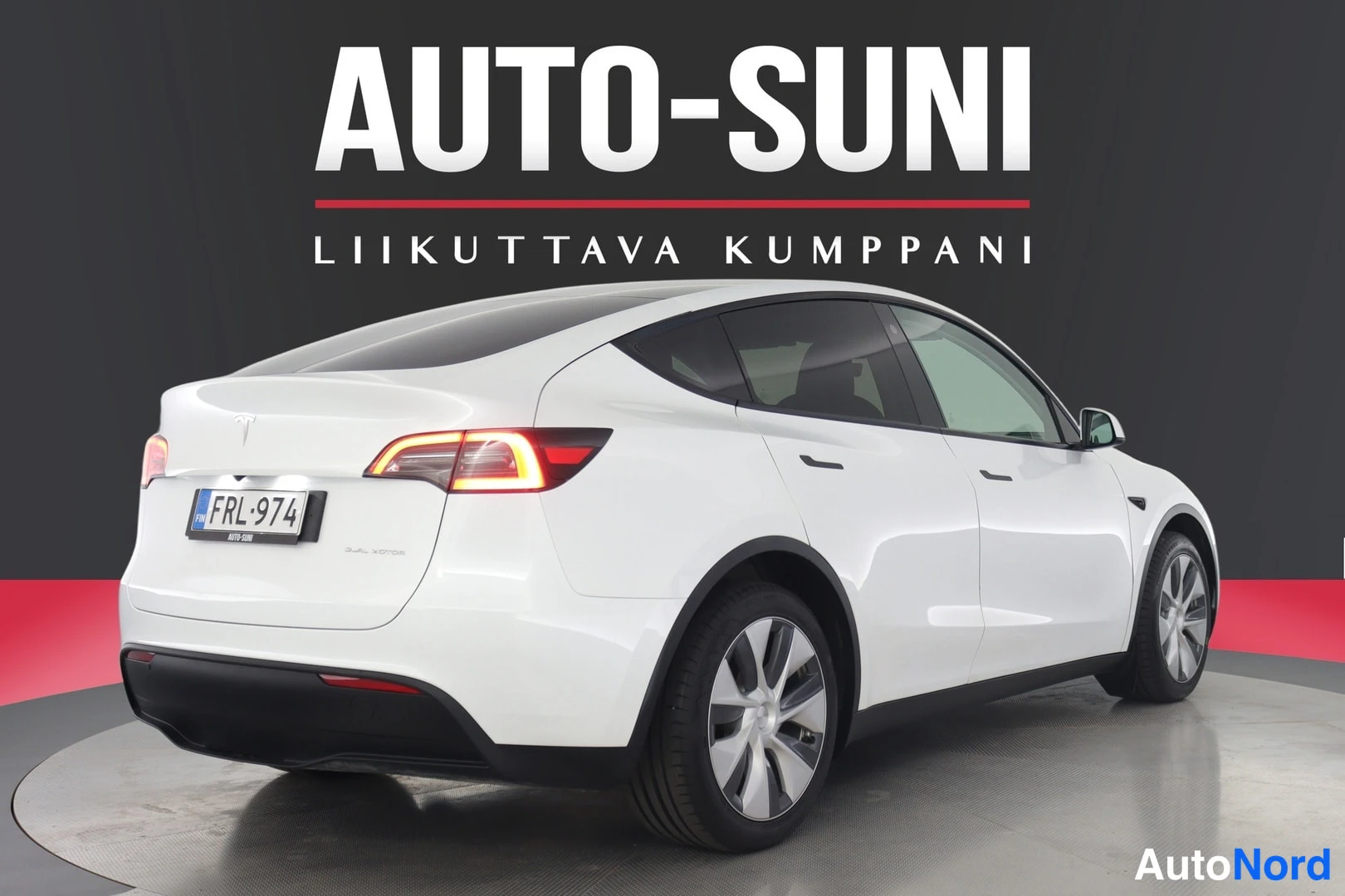 Valkoinen Tesla Model Y 2023, takaviisto, kuva 5