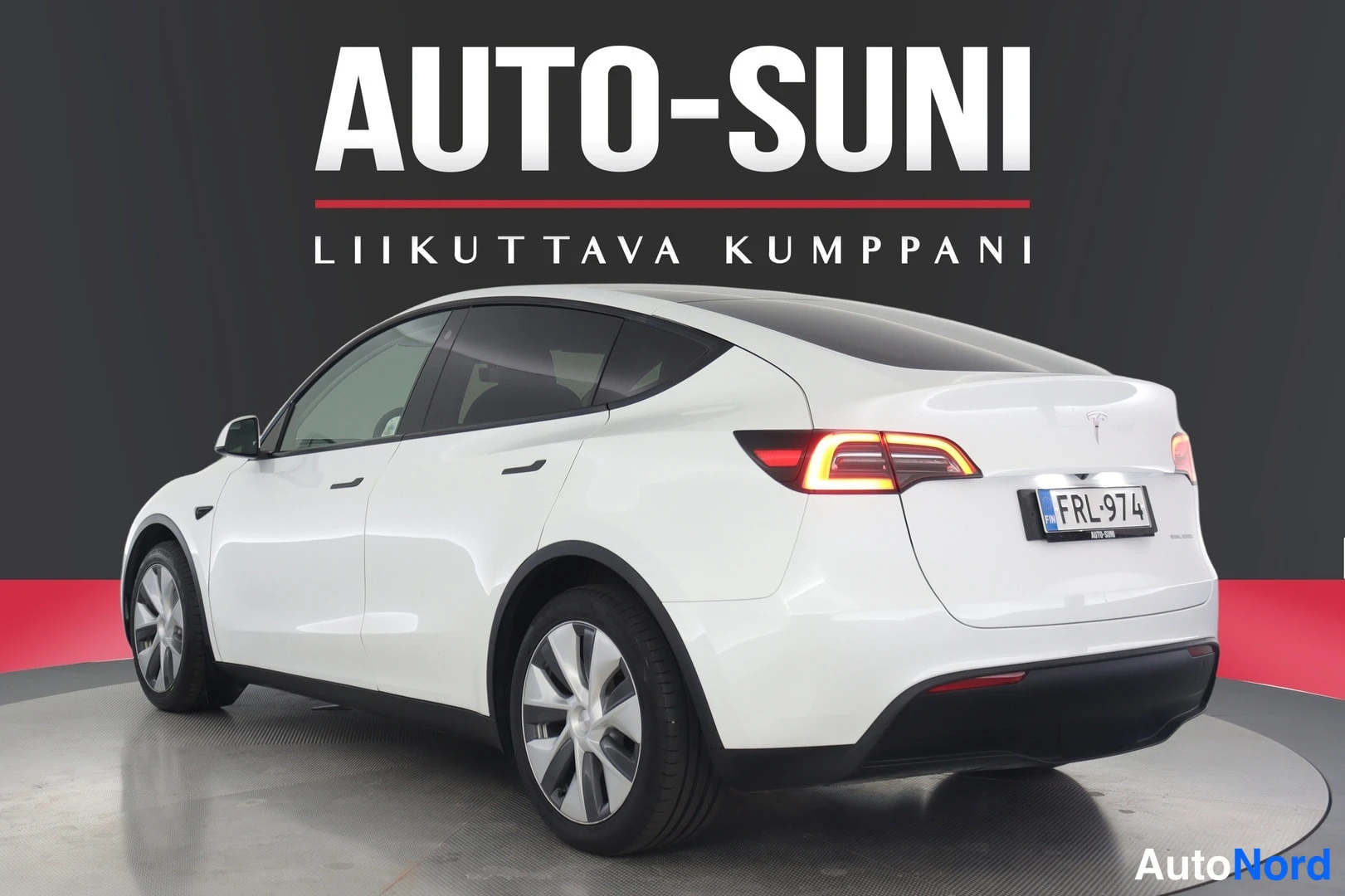 Valkoinen Tesla Model Y 2023, takaviisto, kuva 6