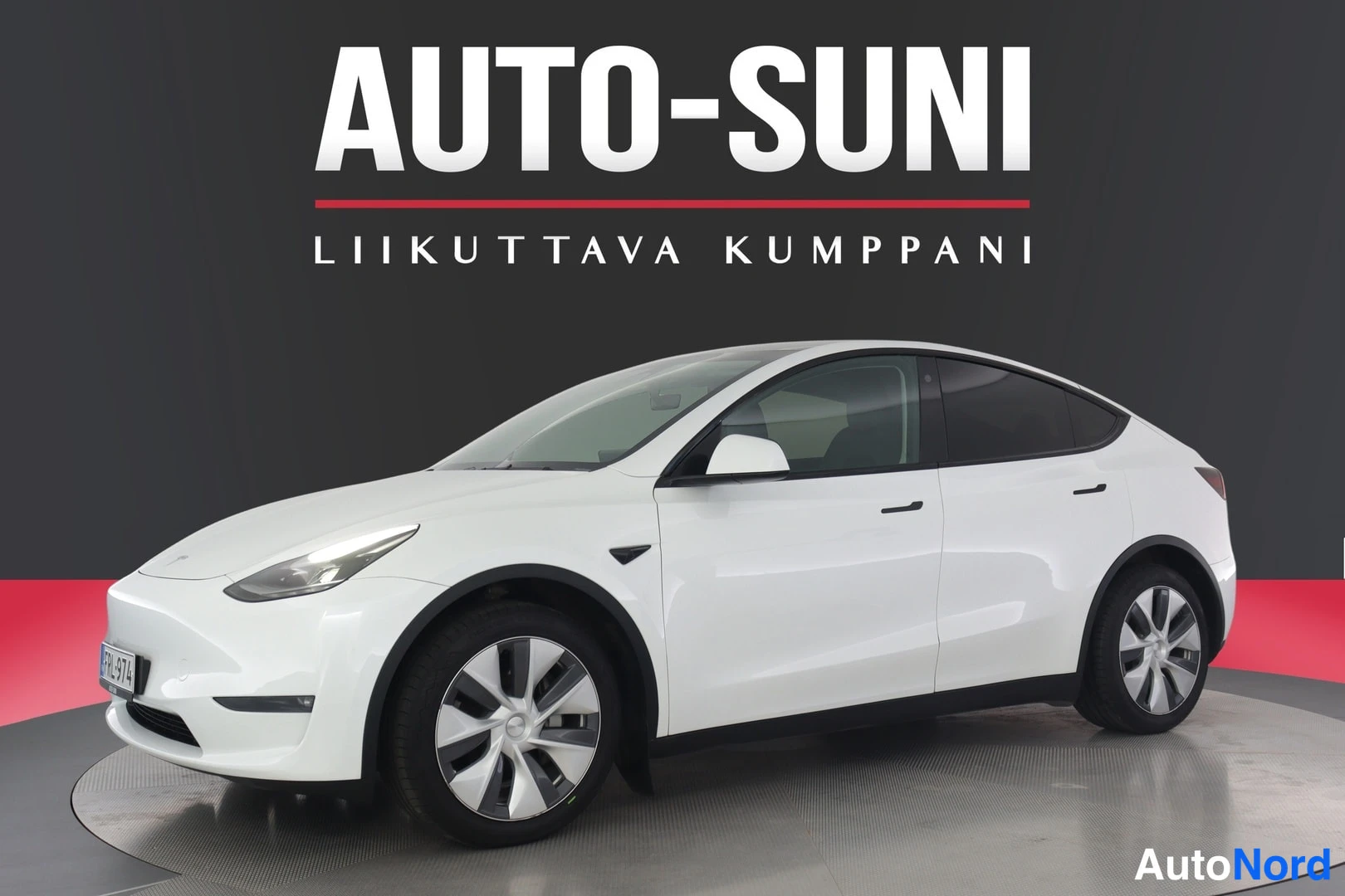 Valkoinen Tesla Model Y 2023, etuviisto, keula vasemmalle, kuva 2