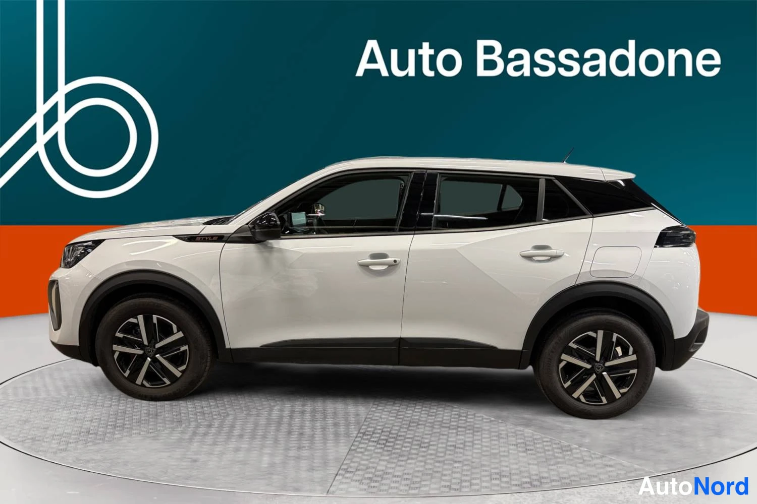 Valkoinen Peugeot 2008 2025, etuviisto, keula vasemmalle, kuva 2