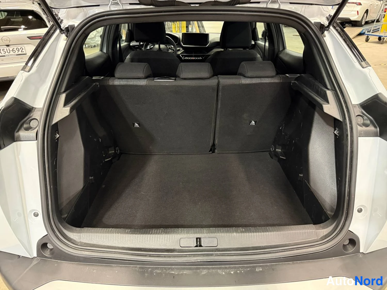 Valkoinen Peugeot 2008 2025, kuva 15